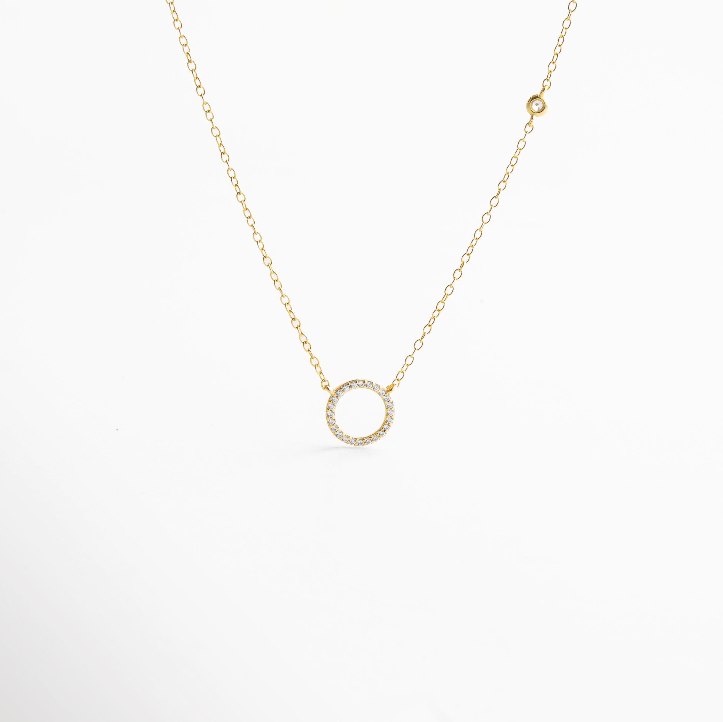 Collar en oro amarillo con zirconias incrustadas, un diseño luminoso y sofisticado que aporta un brillo cálido y elegante a cualquier ocasión