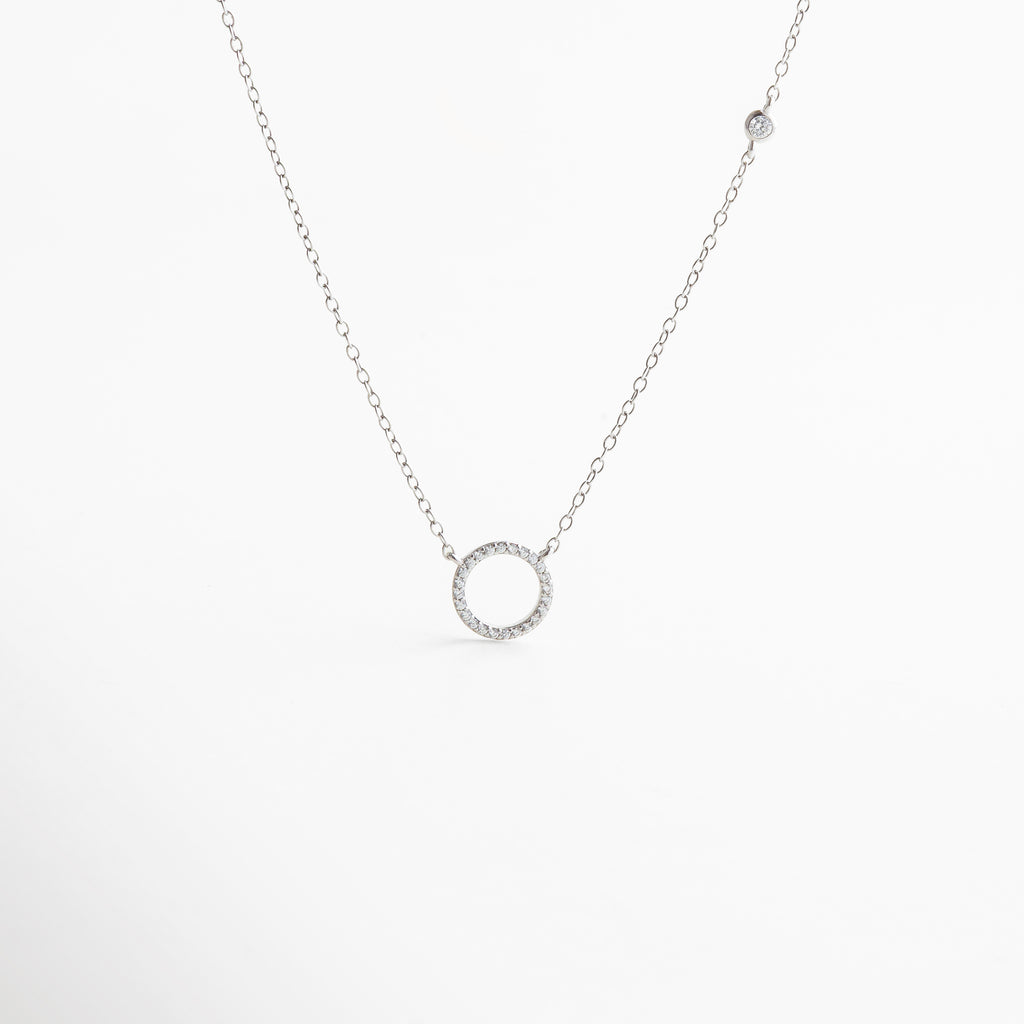 Collar en oro blanco con delicadas zirconias incrustadas, diseño elegante y atemporal que aporta un brillo sutil y refinado a cualquier look