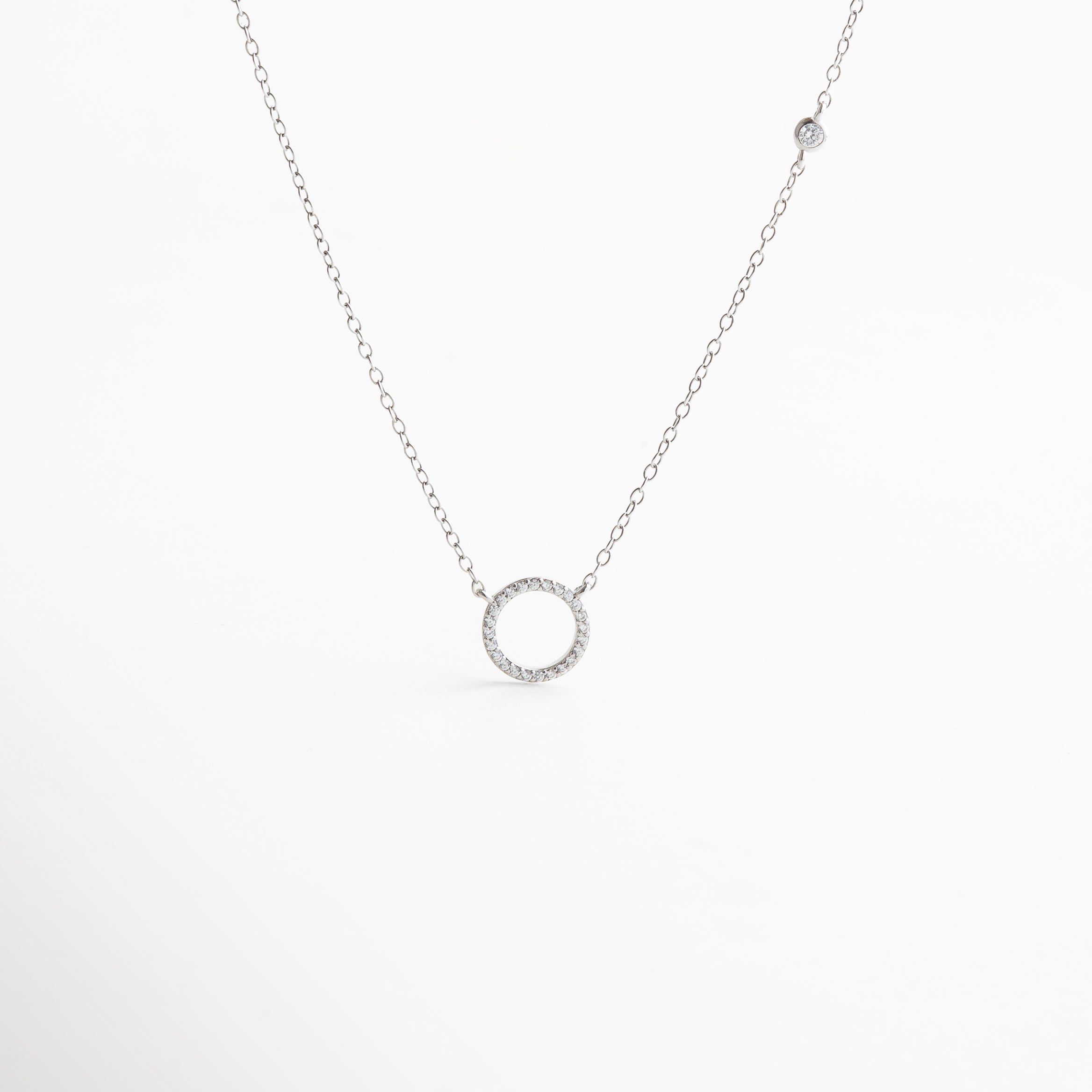 Collar en oro blanco con delicadas zirconias incrustadas, diseño elegante y atemporal que aporta un brillo sutil y refinado a cualquier look