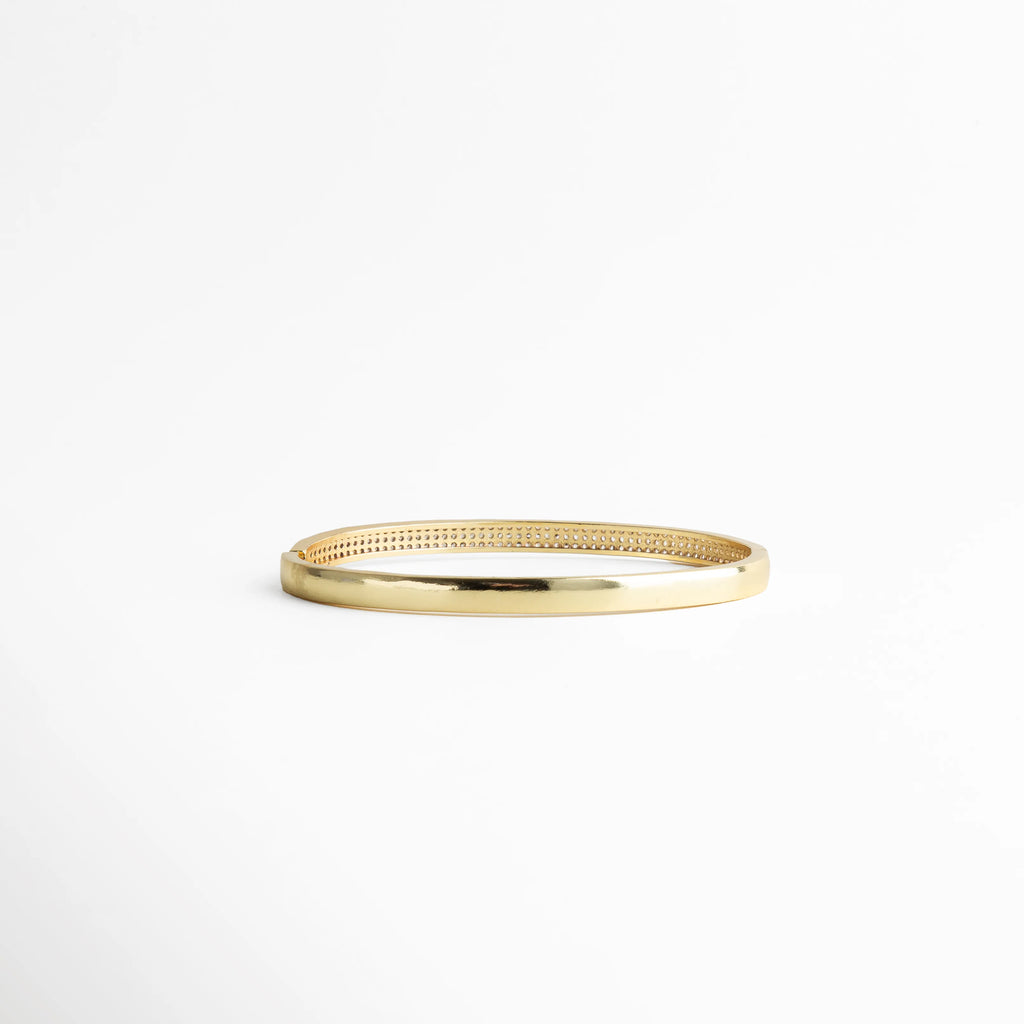 pulsera dorada vista superior, pulsera minimal chic, joyería elegante mujer, pulsera fina dorada, accesorios dorados clásicos, pulsera femenina refinada, joyería básica premium, pulsera moderna