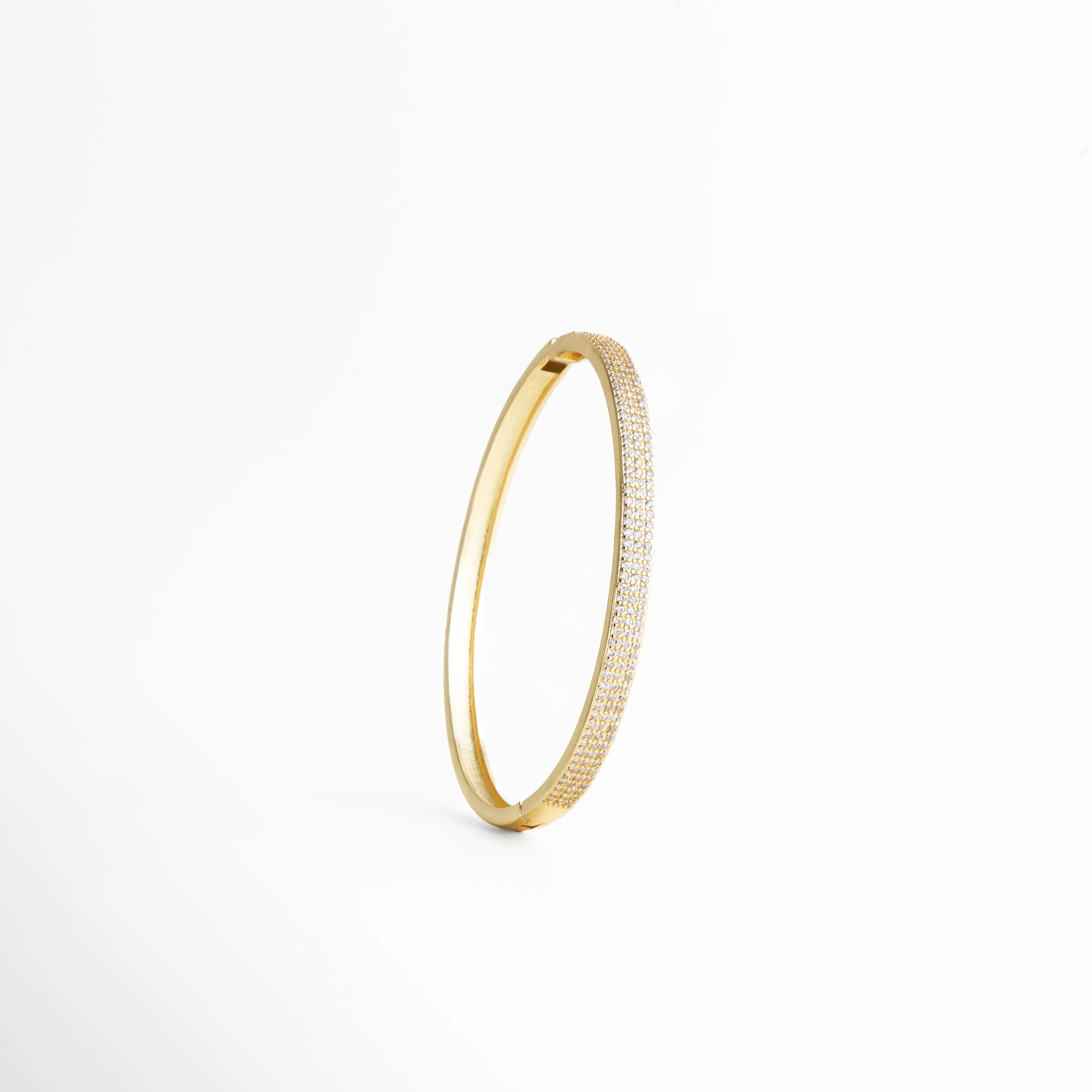 pulsera dorada vista lateral, detalle pulsera fina, joyería dorada moderna, pulsera con diseño limpio, accesorios sofisticados mujer, pulsera elegante minimal, joyería femenina contemporánea, pulsera refinada