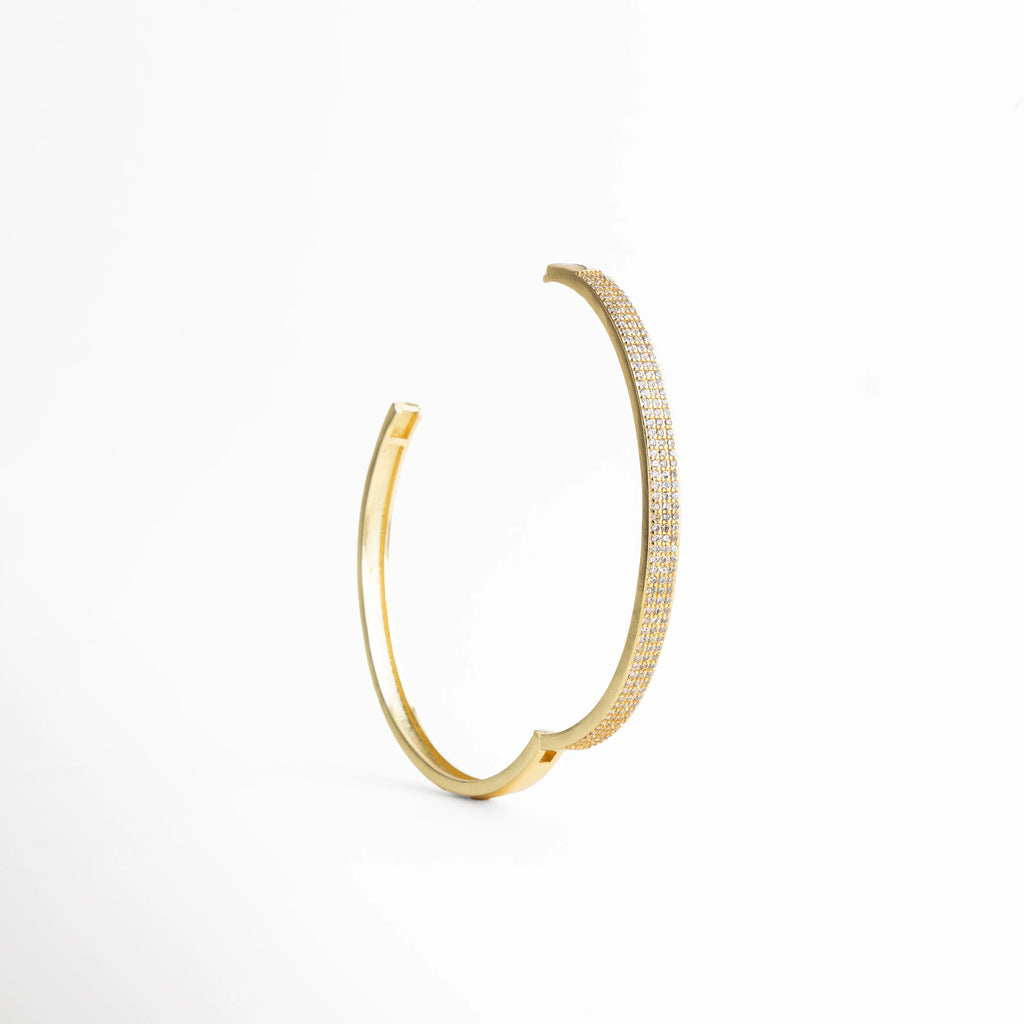 pulsera dorada con broche, detalle cierre pulsera, joyería dorada fina, pulsera elegante con cierre, accesorios dorados chic, pulsera básica sofisticada, joyería atemporal mujer, pulsera de diseño