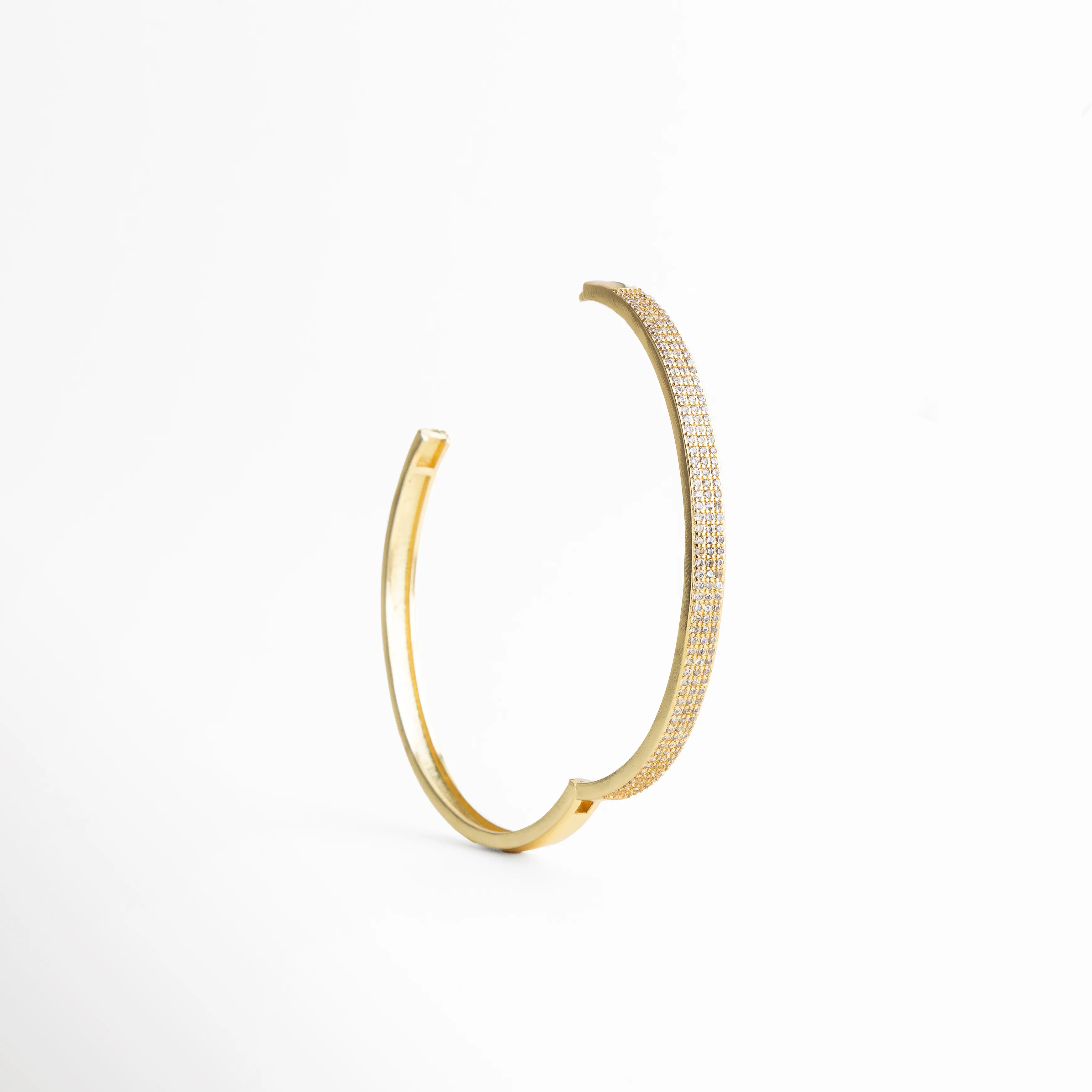 pulsera dorada con broche, detalle cierre pulsera, joyería dorada fina, pulsera elegante con cierre, accesorios dorados chic, pulsera básica sofisticada, joyería atemporal mujer, pulsera de diseño