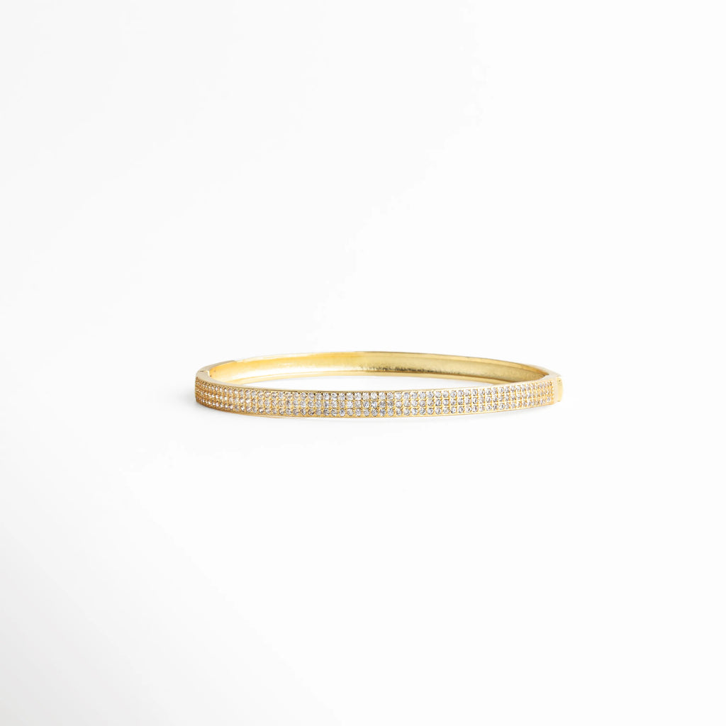 pulsera dorada elegante, pulsera fina con brillo, joyería dorada minimalista, pulsera clásica moderna, accesorios dorados mujer, pulsera sofisticada, joyería atemporal, pulsera delicada