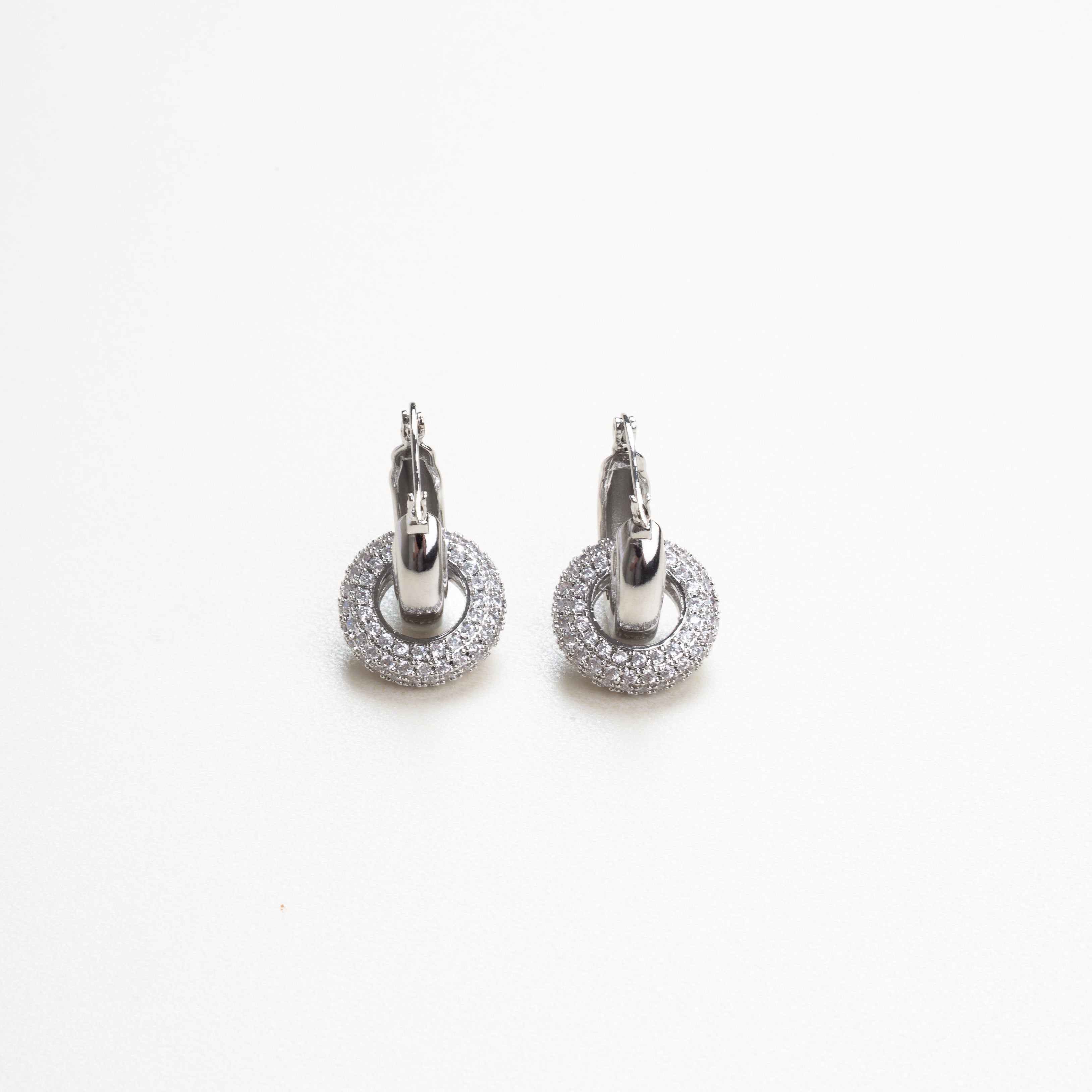 aretes de chapa de oro 18K, aretes plateados con zirconias, aretes atemporales de ocasión 