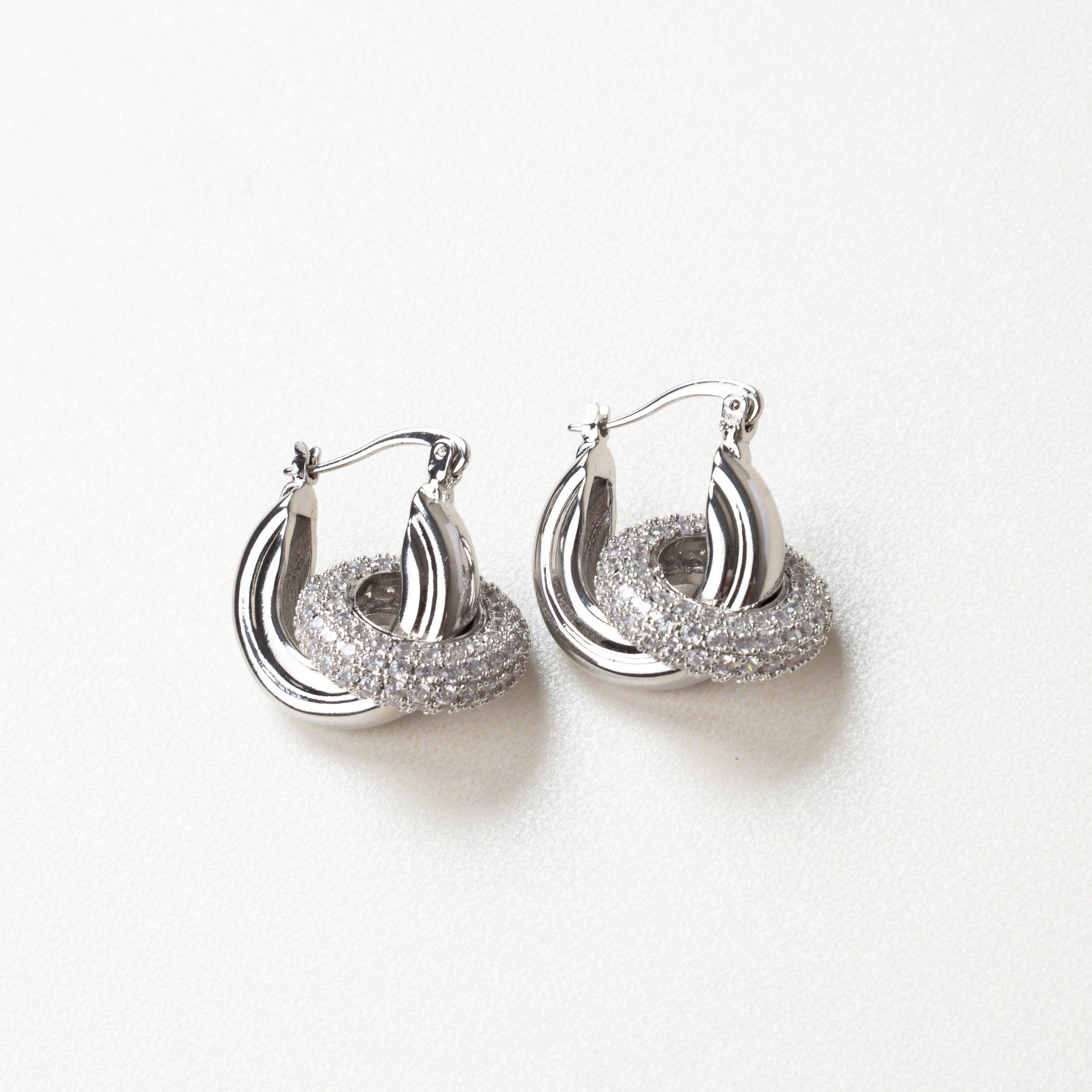 Aretes de Zirconia, aretes plateados, aretes silver, silver earrings, joyería moderna, joyería de fiesta