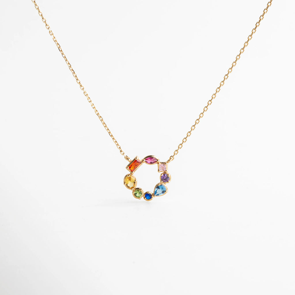 Collar dorado con cadena fina y dije de cristales multicolor en forma circular, pieza alegre y versátil ideal para combinar con cualquier look.