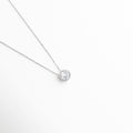 Collar April Diamond de plata 925 con dije de zirconia brillante, Collar delicado con piedra zirconia central y cadena fina, Collar elegante de plata con zirconia redonda, Collar minimalista con dije brillante en plata 925, Collar fino con zirconia central y diseño sofisticado