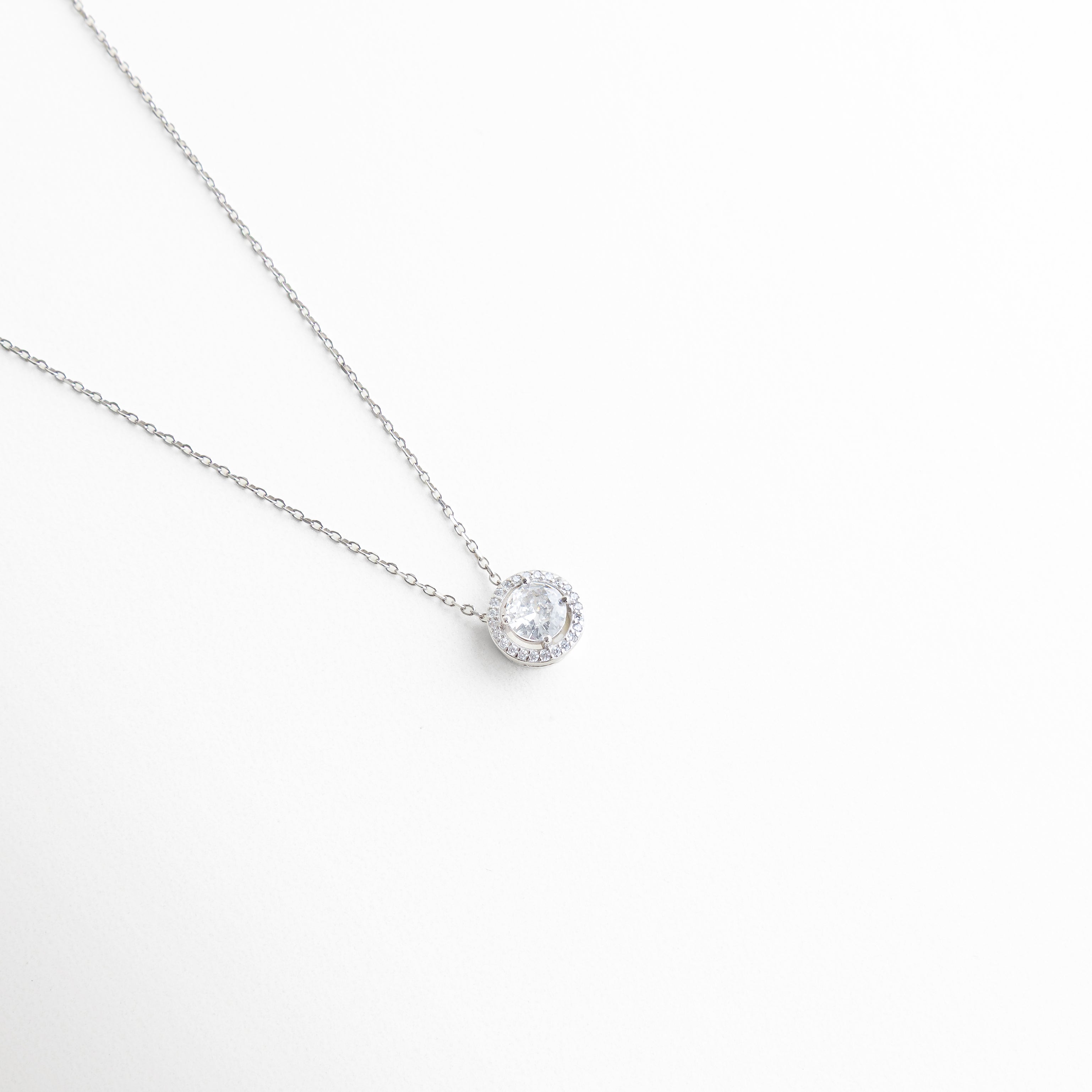 Collar April Diamond de plata 925 con dije de zirconia brillante, Collar delicado con piedra zirconia central y cadena fina, Collar elegante de plata con zirconia redonda, Collar minimalista con dije brillante en plata 925, Collar fino con zirconia central y diseño sofisticado