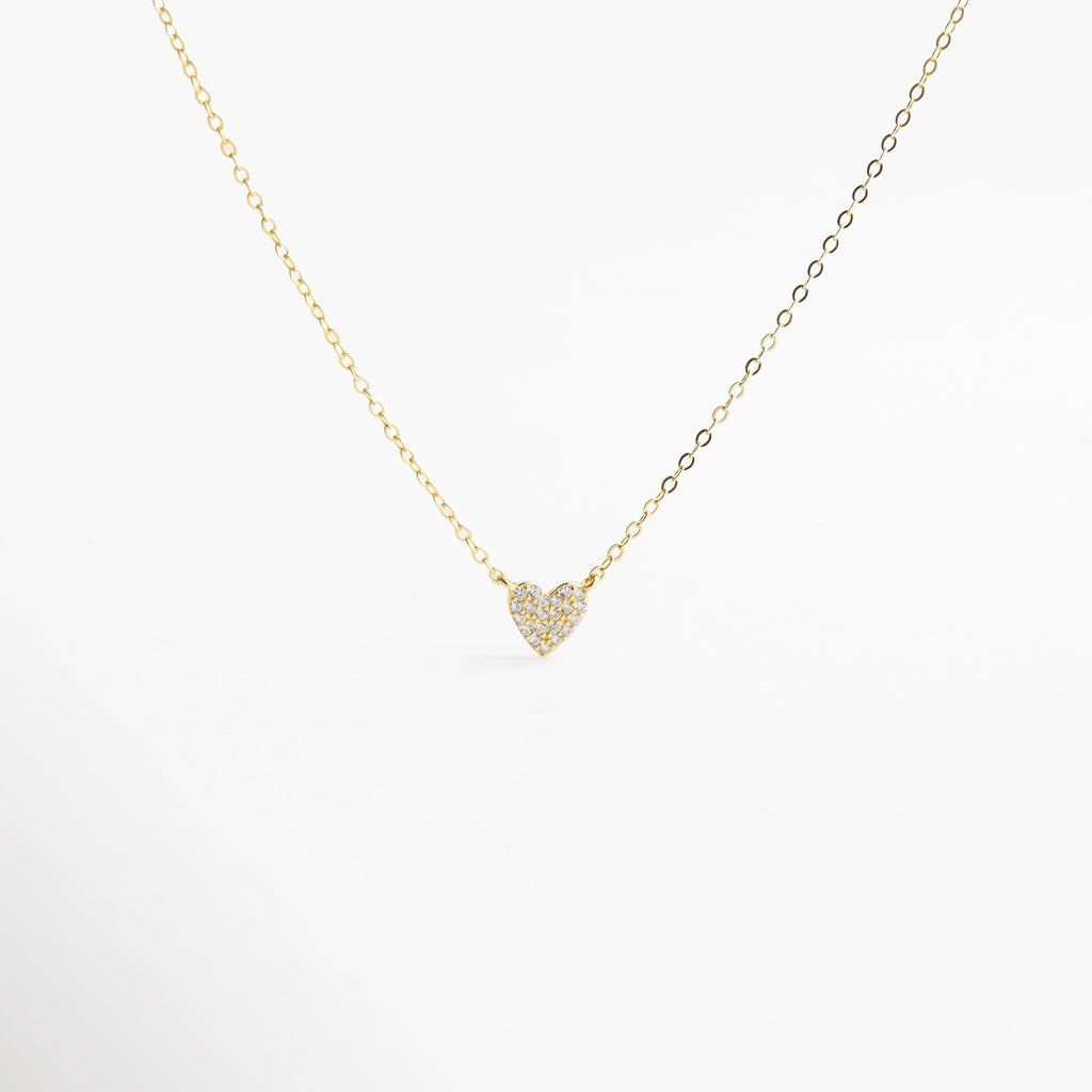 Collar con dije de corazón pequeño, diseño delicado y elegante, joyería femenina y moderna, accesorio perfecto para looks diarios o para combinar en capas con otras piezas