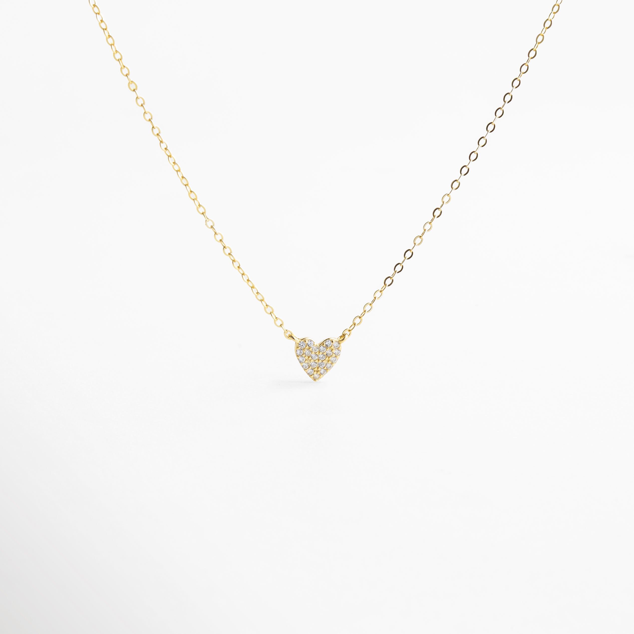 Collar con dije de corazón pequeño, diseño delicado y elegante, joyería femenina y moderna, accesorio perfecto para looks diarios o para combinar en capas con otras piezas