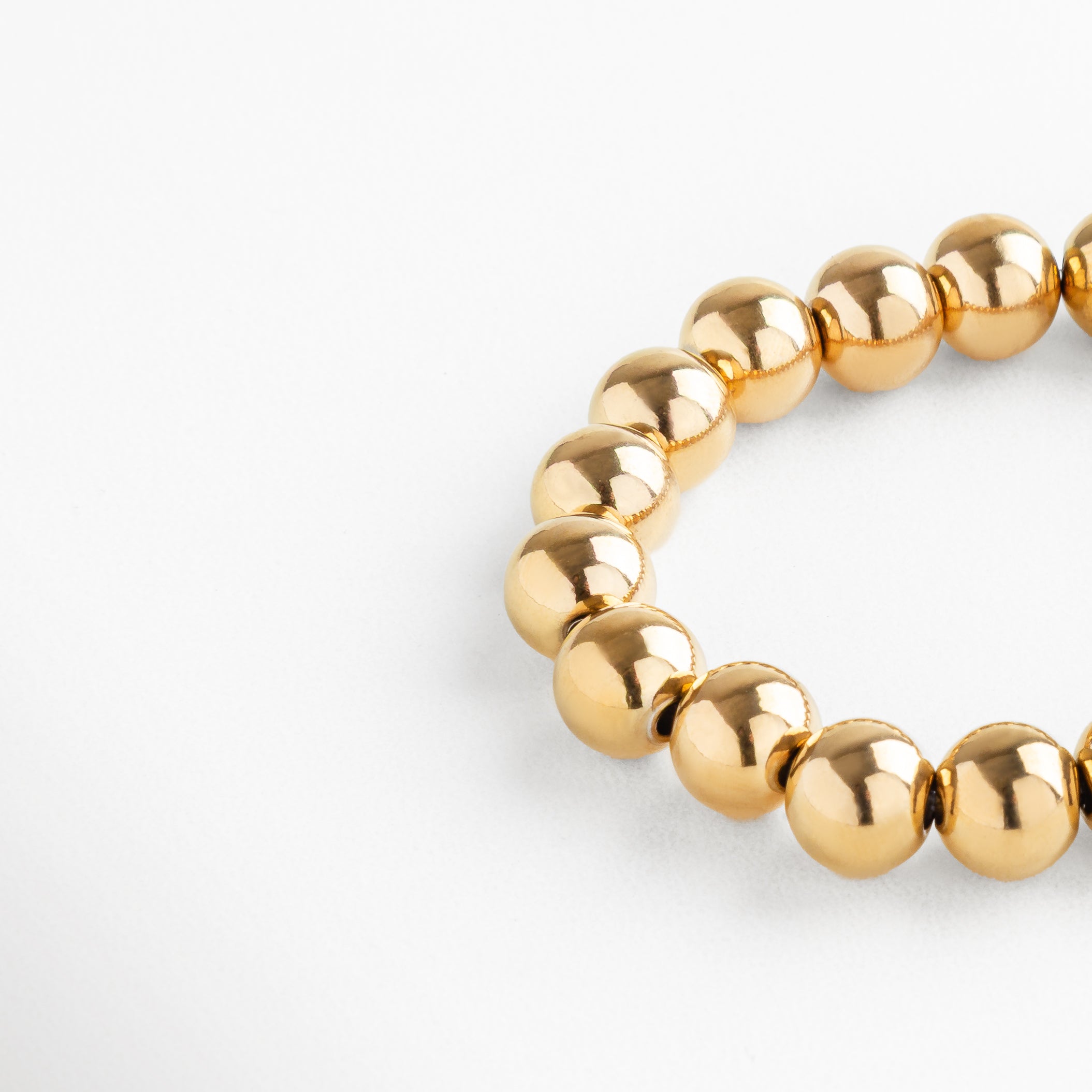 Pulsera de cuentas doradas redondas con acabado brillante, estilo moderno y atemporal, perfecta para complementar cualquier look.