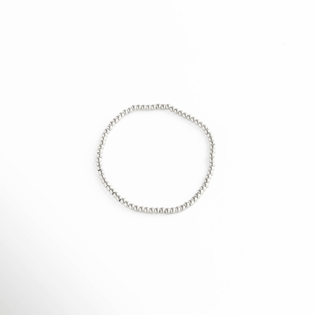 Pulsera plateada de cuentas medianas, diseño clásico y brillante, elaborada con esferas metálicas pulidas que reflejan la luz con elegancia, ideal para uso diario o para complementar cualquier look moderno