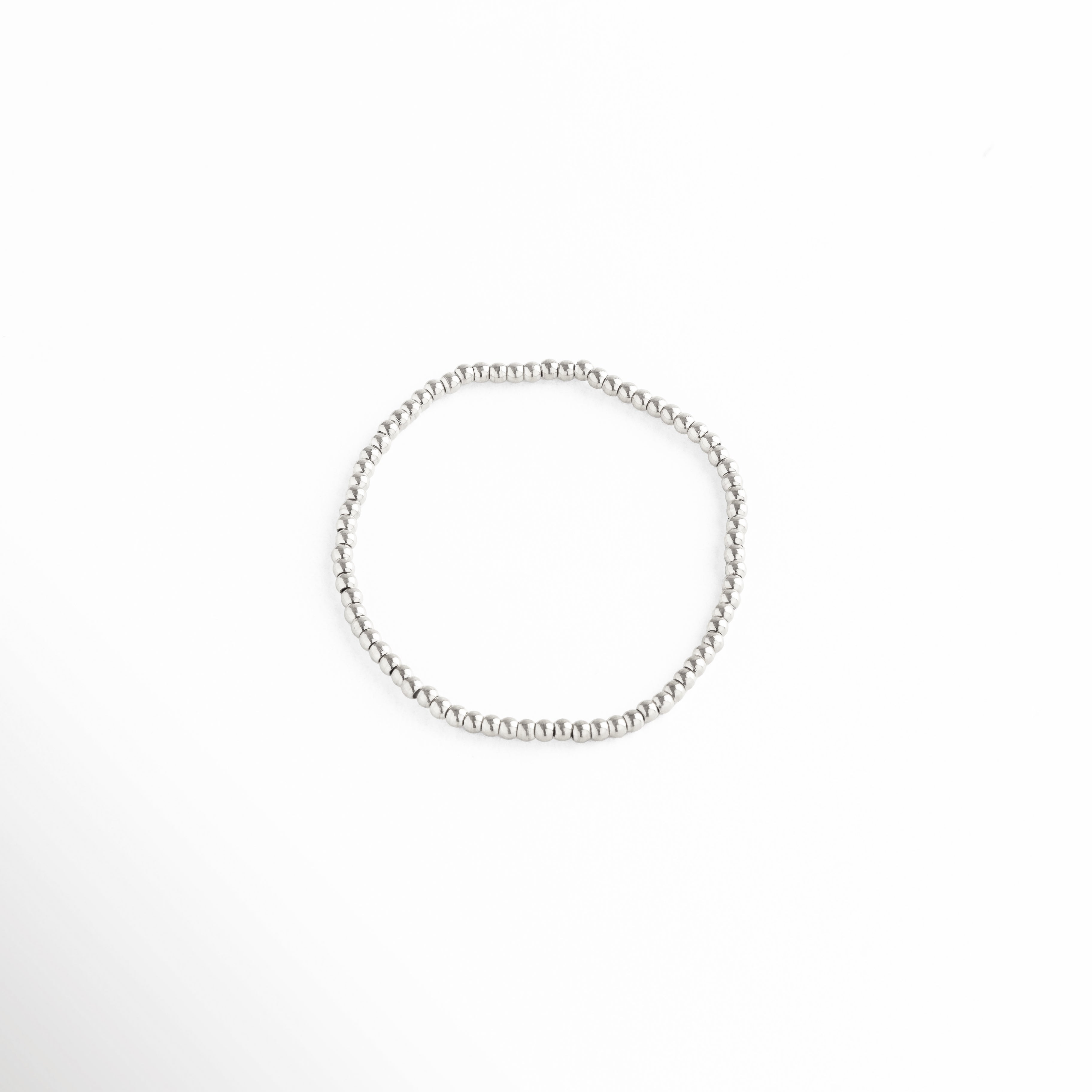 Pulsera plateada de cuentas medianas, diseño clásico y brillante, elaborada con esferas metálicas pulidas que reflejan la luz con elegancia, ideal para uso diario o para complementar cualquier look moderno