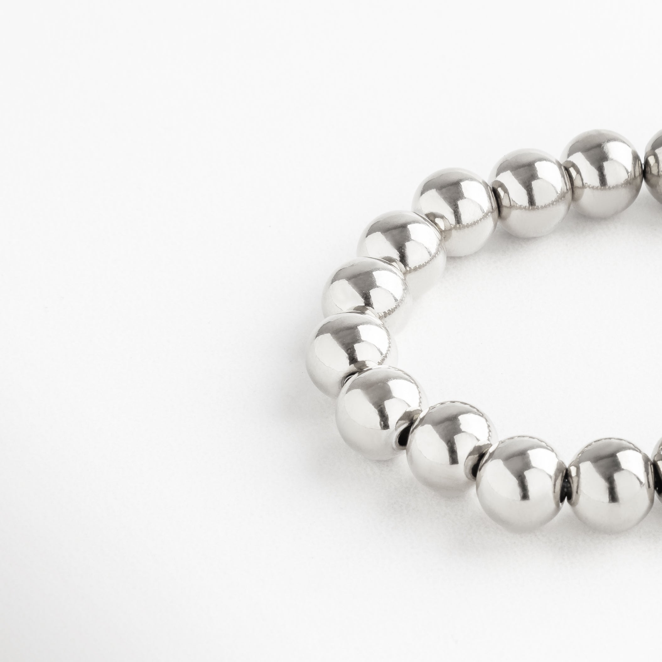 Pulsera de cuentas plateadas redondas con acabado brillante, estilo moderno y atemporal, perfecta para complementar cualquier look.