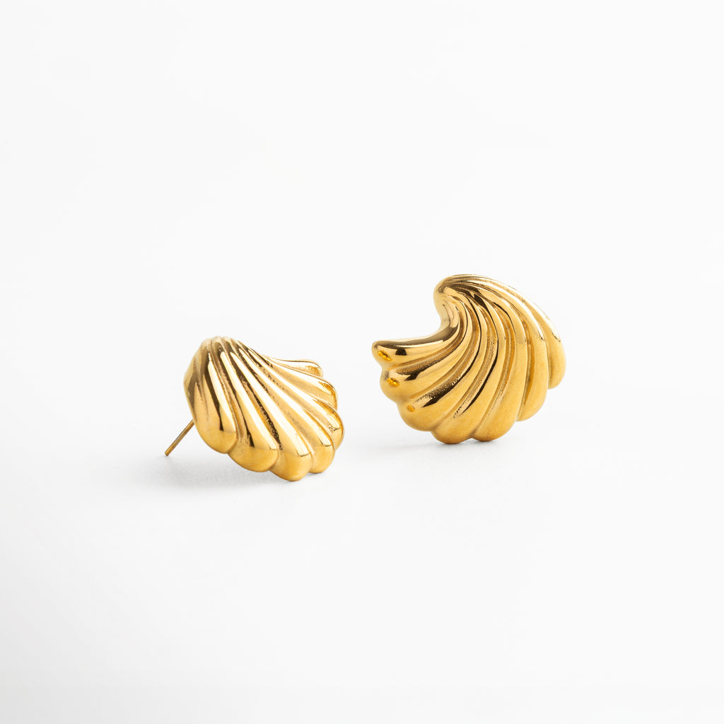 cierre seguro y discreto en acabado dorado, diseño fácil de colocar, sistema resistente y funcional, broche cómodo y confiable, detalle pulido que complementa el diseño