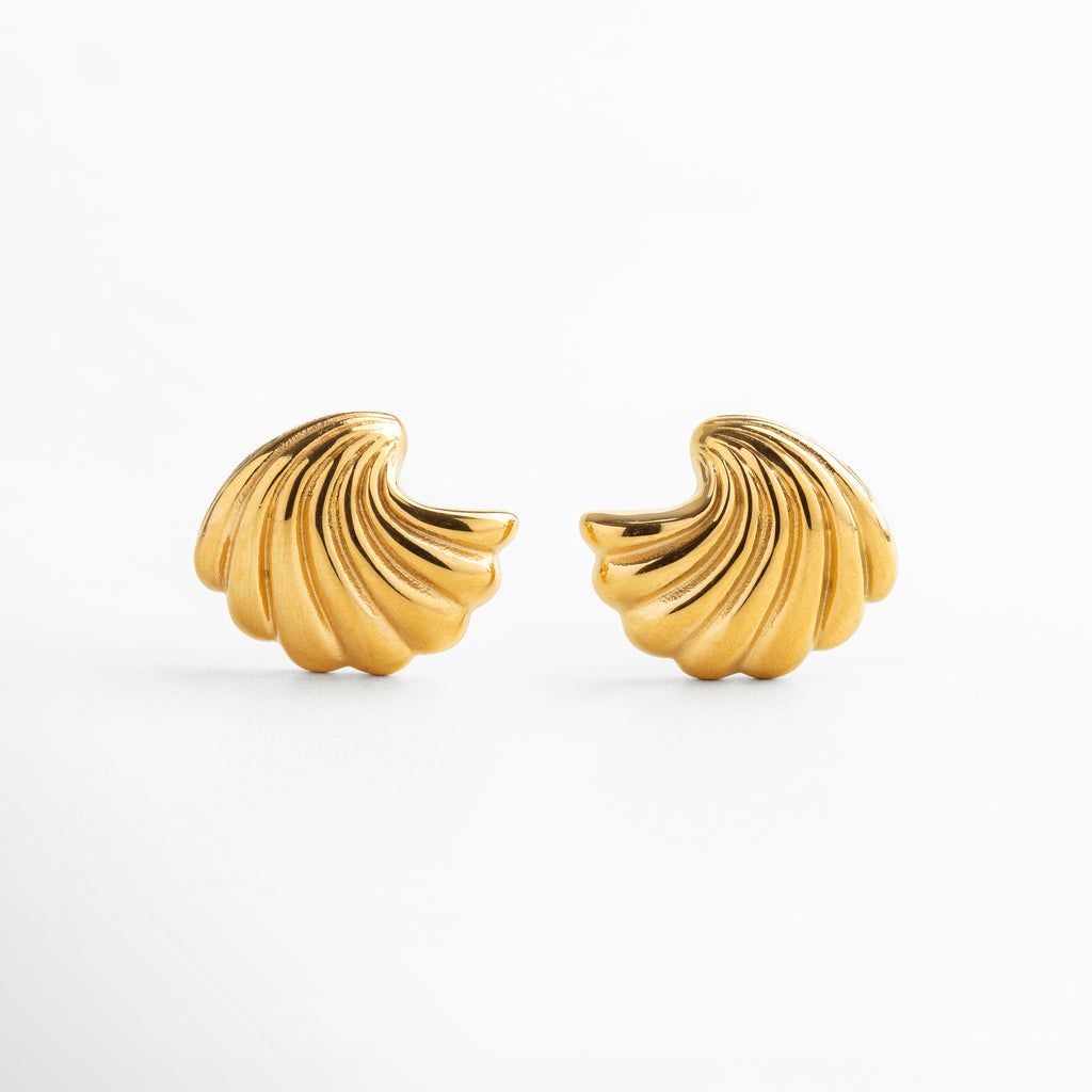 aretes dorados diseño escultórico inspirado en el mar, aretes sirena con acabado en oro 18K, joyería elegante y sofisticada, pieza llamativa y atemporal, accesorios femeninos de tendencia