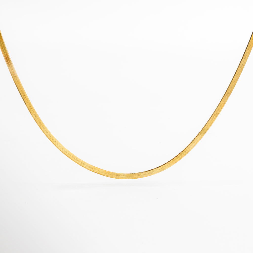 Collar dorado elaborado en plata 925 con recubrimiento en chapa de oro 18K y acabado planchado, que aporta un brillo uniforme y sofisticado. Su diseño clásico y atemporal lo convierte en una joya versátil que puede usarse sola para un look minimalista o en capas para un estilo más moderno. Ideal para combinar con outfits tanto casuales como formales, ofreciendo elegancia en cualquier ocasión.