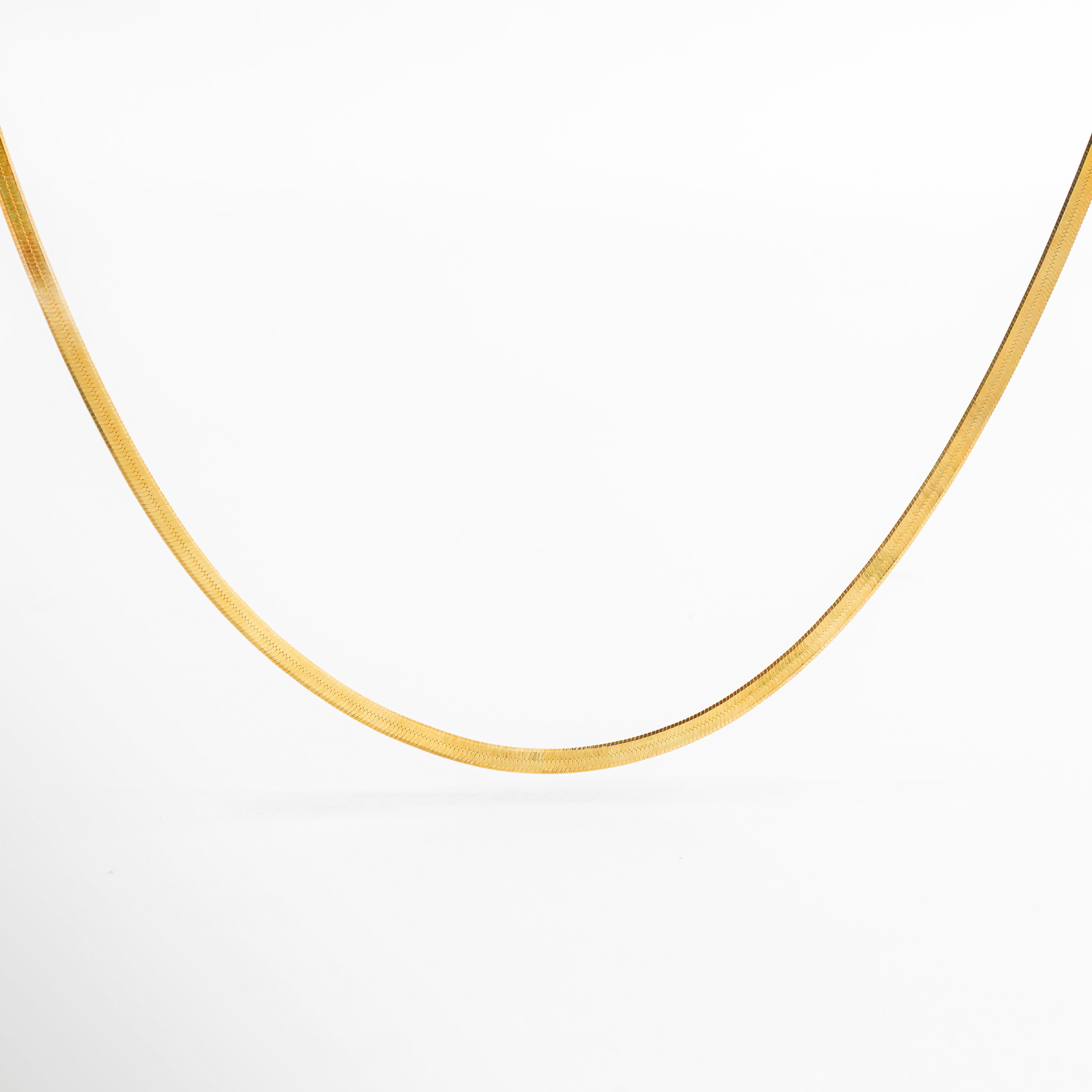 Collar dorado elaborado en plata 925 con recubrimiento en chapa de oro 18K y acabado planchado, que aporta un brillo uniforme y sofisticado. Su diseño clásico y atemporal lo convierte en una joya versátil que puede usarse sola para un look minimalista o en capas para un estilo más moderno. Ideal para combinar con outfits tanto casuales como formales, ofreciendo elegancia en cualquier ocasión.