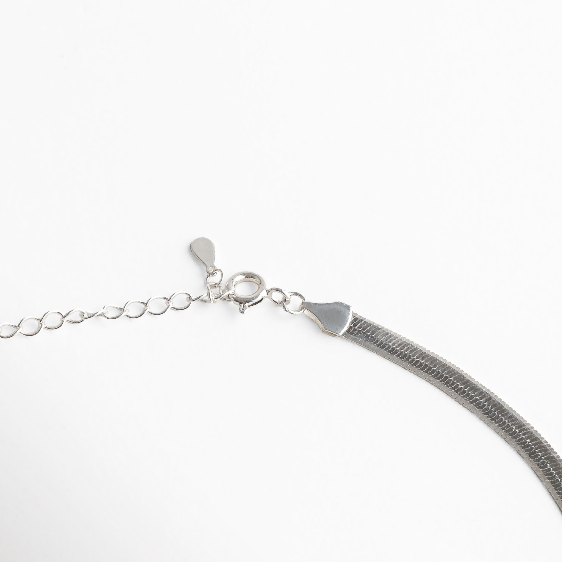 Collar Pressed Silver Aída visto de perfil, mostrando su grosor delgado y caída uniforme. Vista lateral del collar plateado, resaltando su acabado planchado y líneas limpias. Perfil del collar minimalista en plata, diseño elegante y discreto. Detalle lateral del collar Pressed Silver Aída, mostrando su estructura ligera y pulida. Collar plateado visto desde un ángulo lateral, diseño versátil y acabado reflectivo.