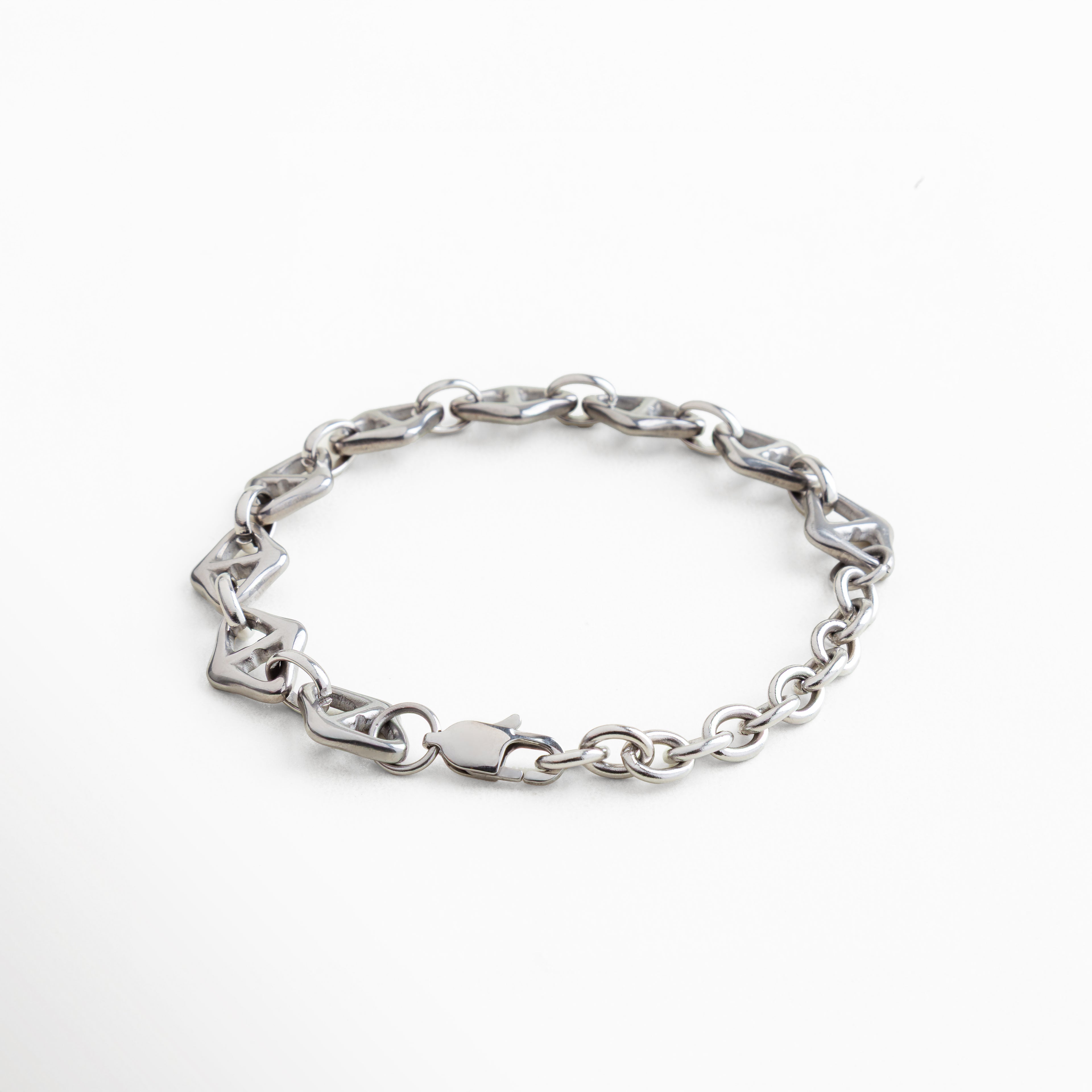 cierre de la pulsera plateada, broche seguro y ajustable, acabado liso en acero inoxidable, recubrimiento enchapado en oro blanco 18K, durabilidad garantizada
