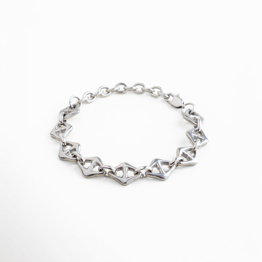 pulsera Silver Amina plateada con diseño geométrico único, acabado moderno y sofisticado, recubrimiento enchapado en oro blanco 18K, estilo elegante y versátil