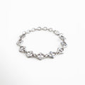 pulsera Silver Amina plateada con diseño geométrico único, acabado moderno y sofisticado, recubrimiento enchapado en oro blanco 18K, estilo elegante y versátil