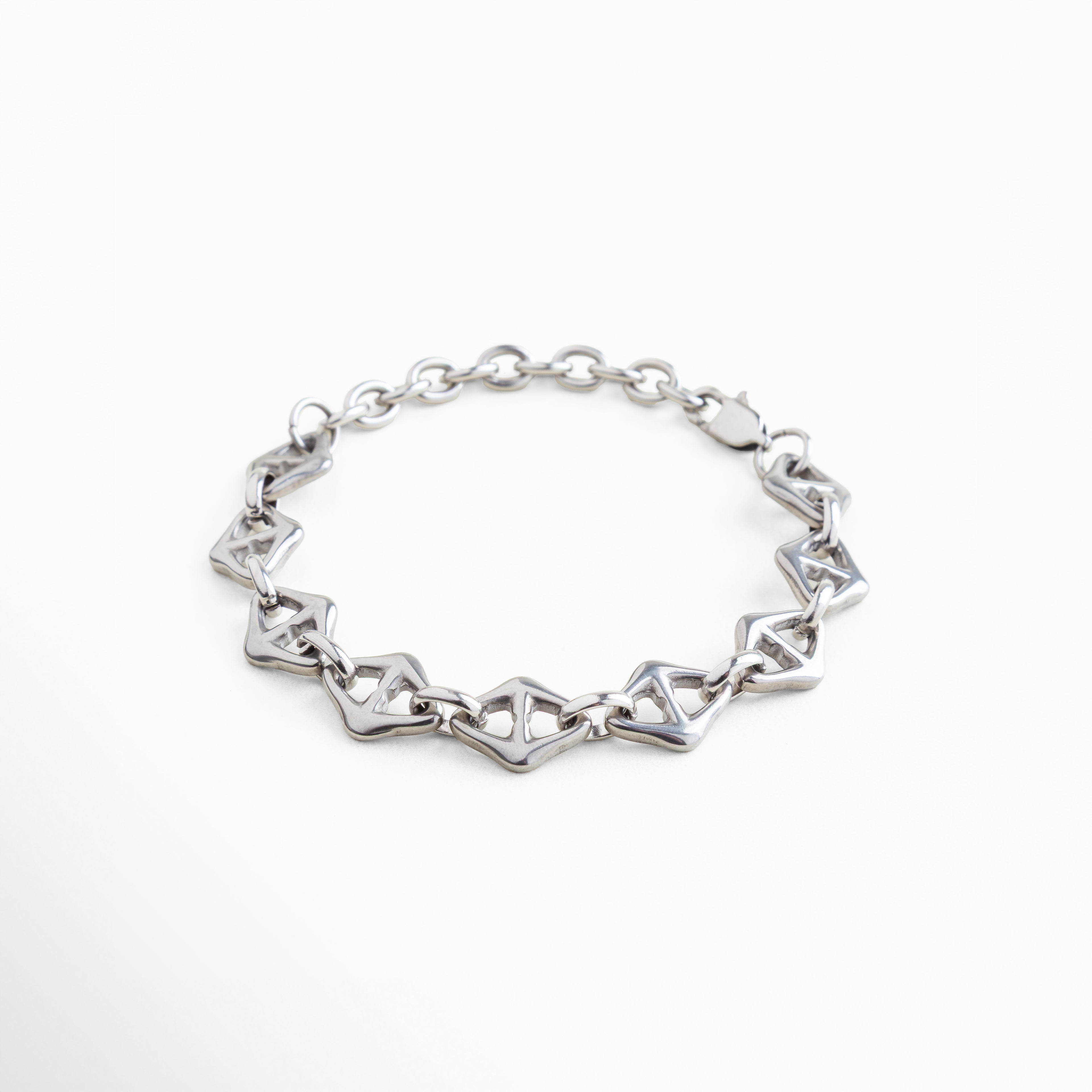pulsera Silver Amina plateada con diseño geométrico único, acabado moderno y sofisticado, recubrimiento enchapado en oro blanco 18K, estilo elegante y versátil