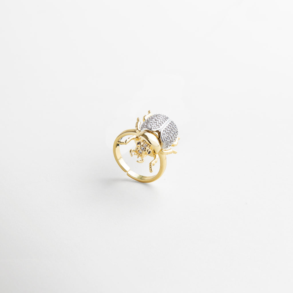 textura uniforme del aro, curvatura ergonómica para ajuste cómodo, grosor de 1.5 cm y longitud de 2 cm, acabado dorado intenso, calidad del acero inoxidable reforzada