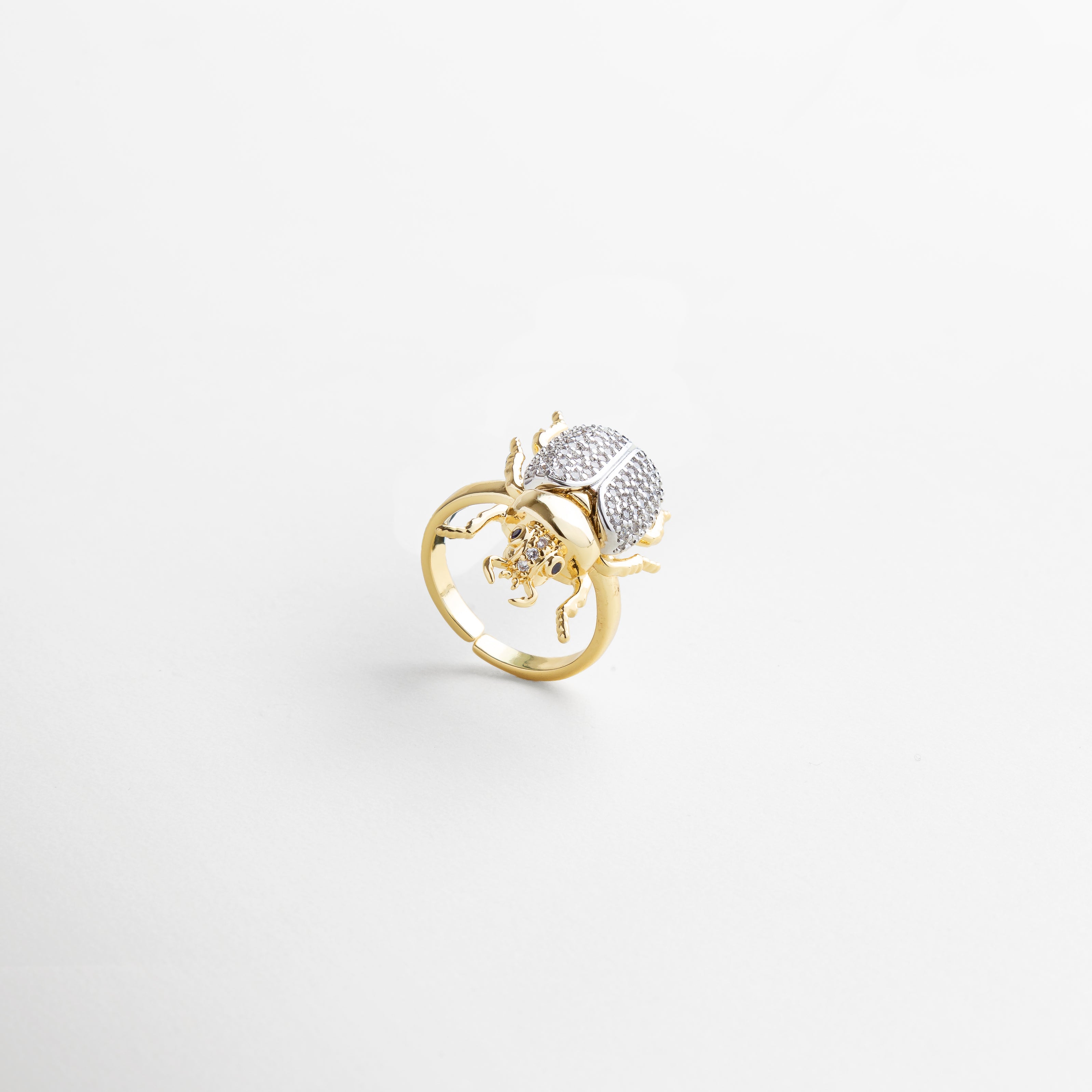 textura uniforme del aro, curvatura ergonómica para ajuste cómodo, grosor de 1.5 cm y longitud de 2 cm, acabado dorado intenso, calidad del acero inoxidable reforzada
