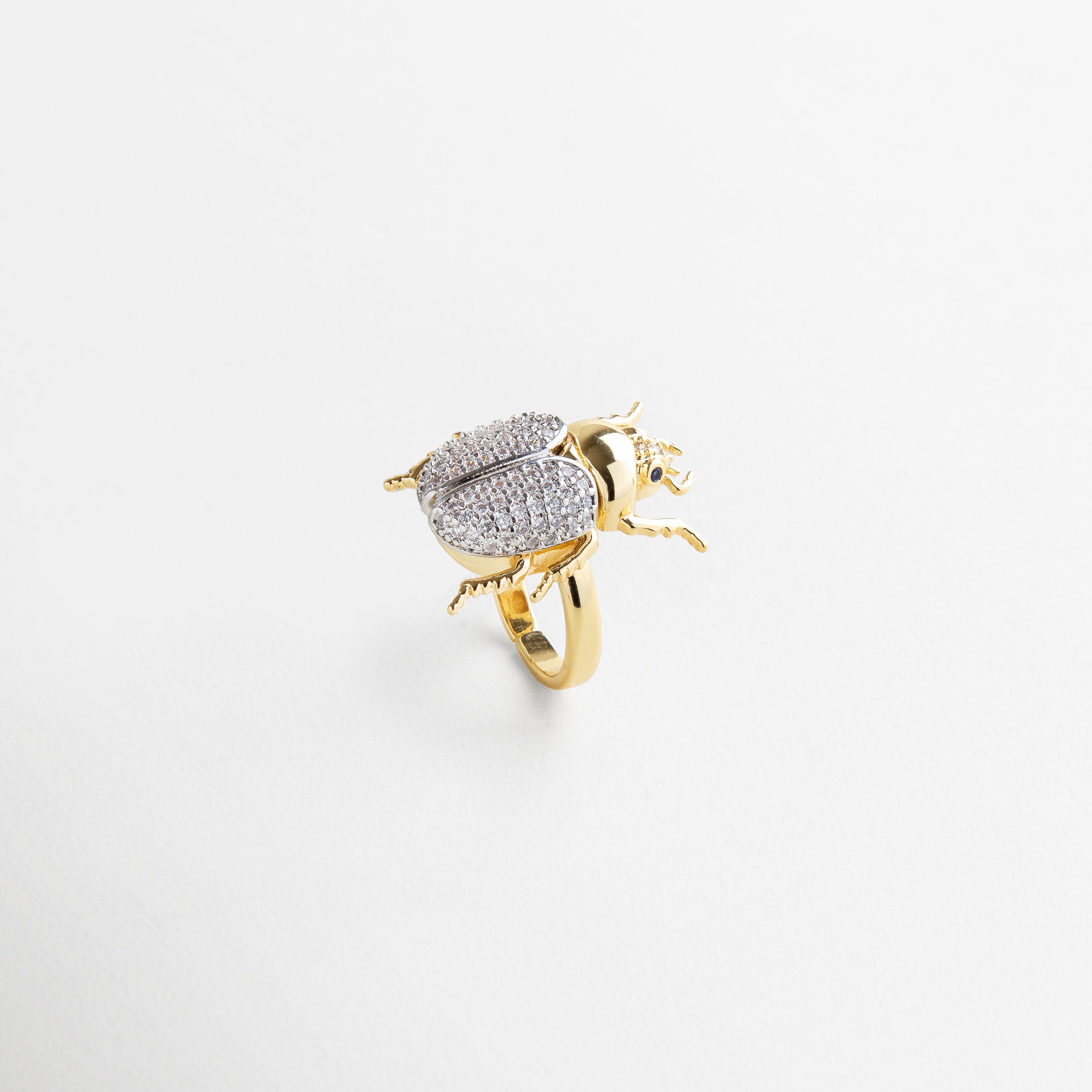 anillo ajustable con longitud de 2 cm y ancho de 1.5 cm, tamaño ideal para uso diario o especial, proporción armoniosa para resaltar el diseño, cómodo y elegante, joya con carácter distintivo