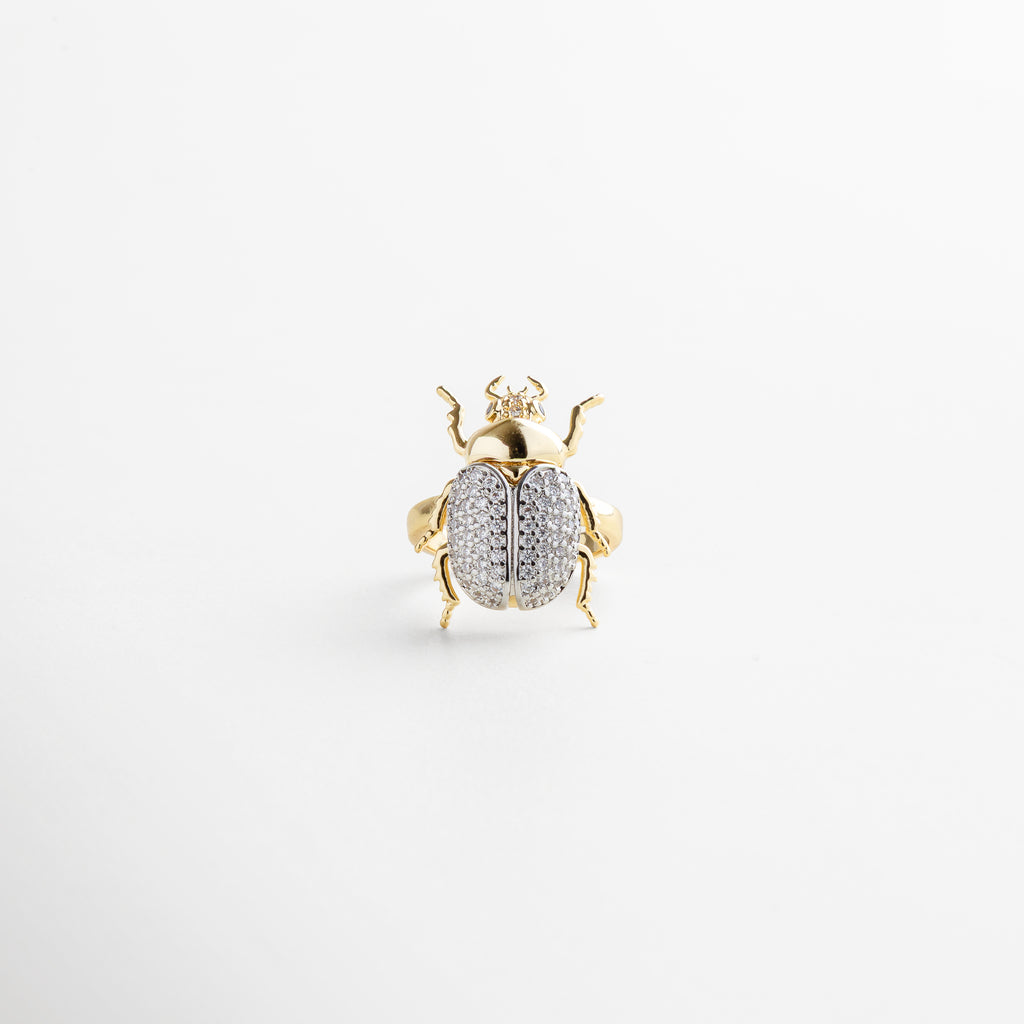 anillo dorado con escarabajo y zirconias, joya de acero inoxidable bañada en oro 18K, diseño elegante y distintivo, anillo con símbolo de fuerza y transformación, pieza sofisticada con detalle artístico