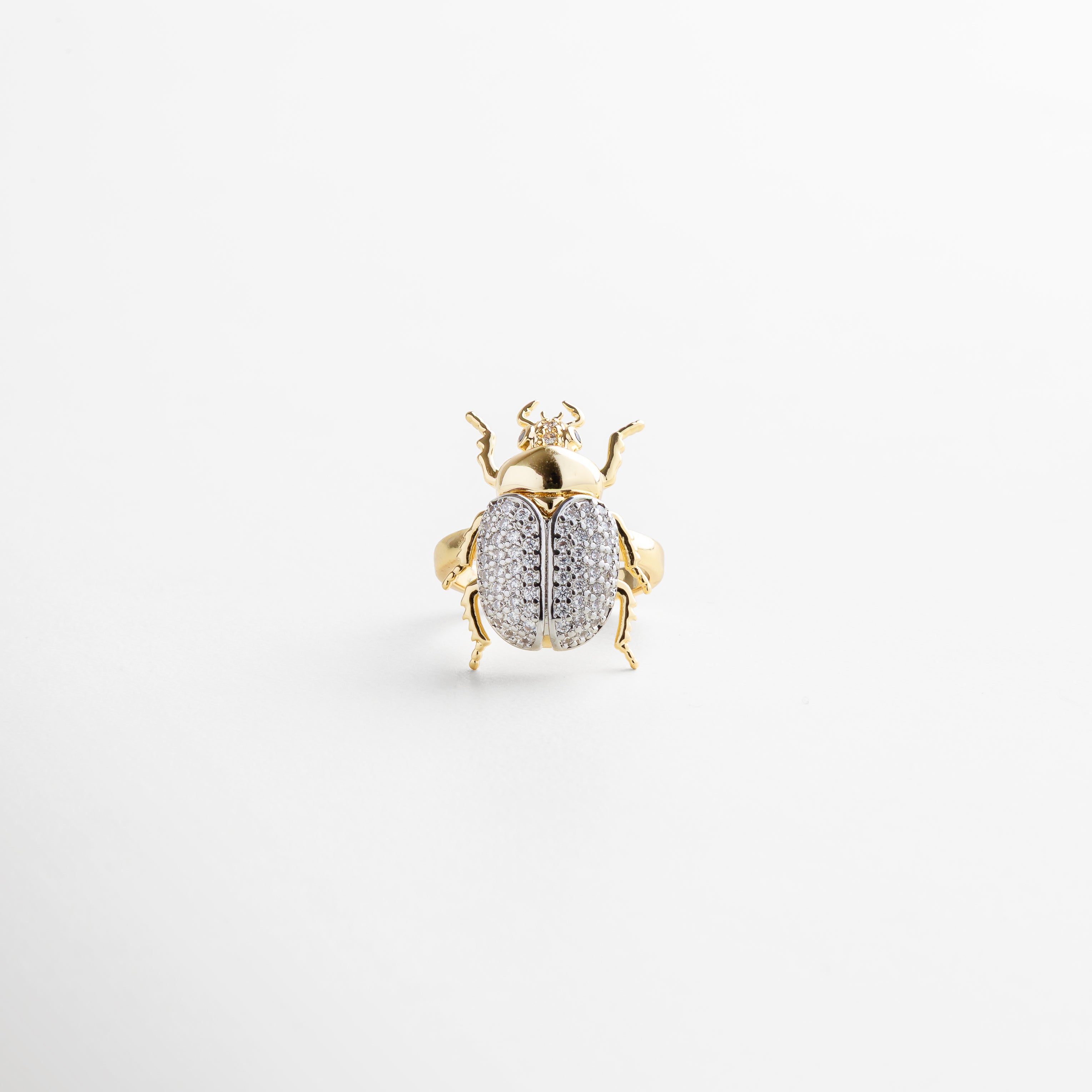 anillo dorado con escarabajo y zirconias, joya de acero inoxidable bañada en oro 18K, diseño elegante y distintivo, anillo con símbolo de fuerza y transformación, pieza sofisticada con detalle artístico