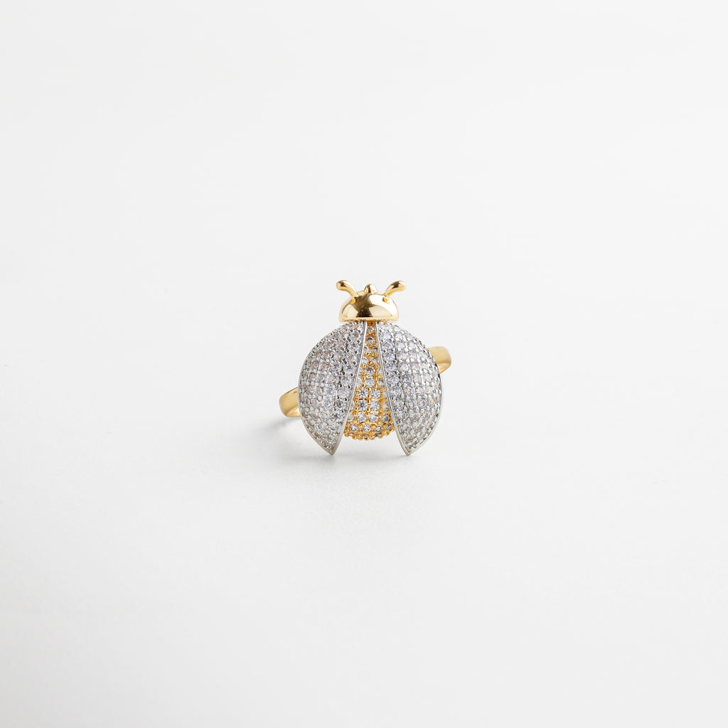 acercamiento a las alas móviles, textura pulida y brillo delicado, incrustaciones de zirconias que aportan luz, diseño único y creativo, joya con estilo moderno y chic