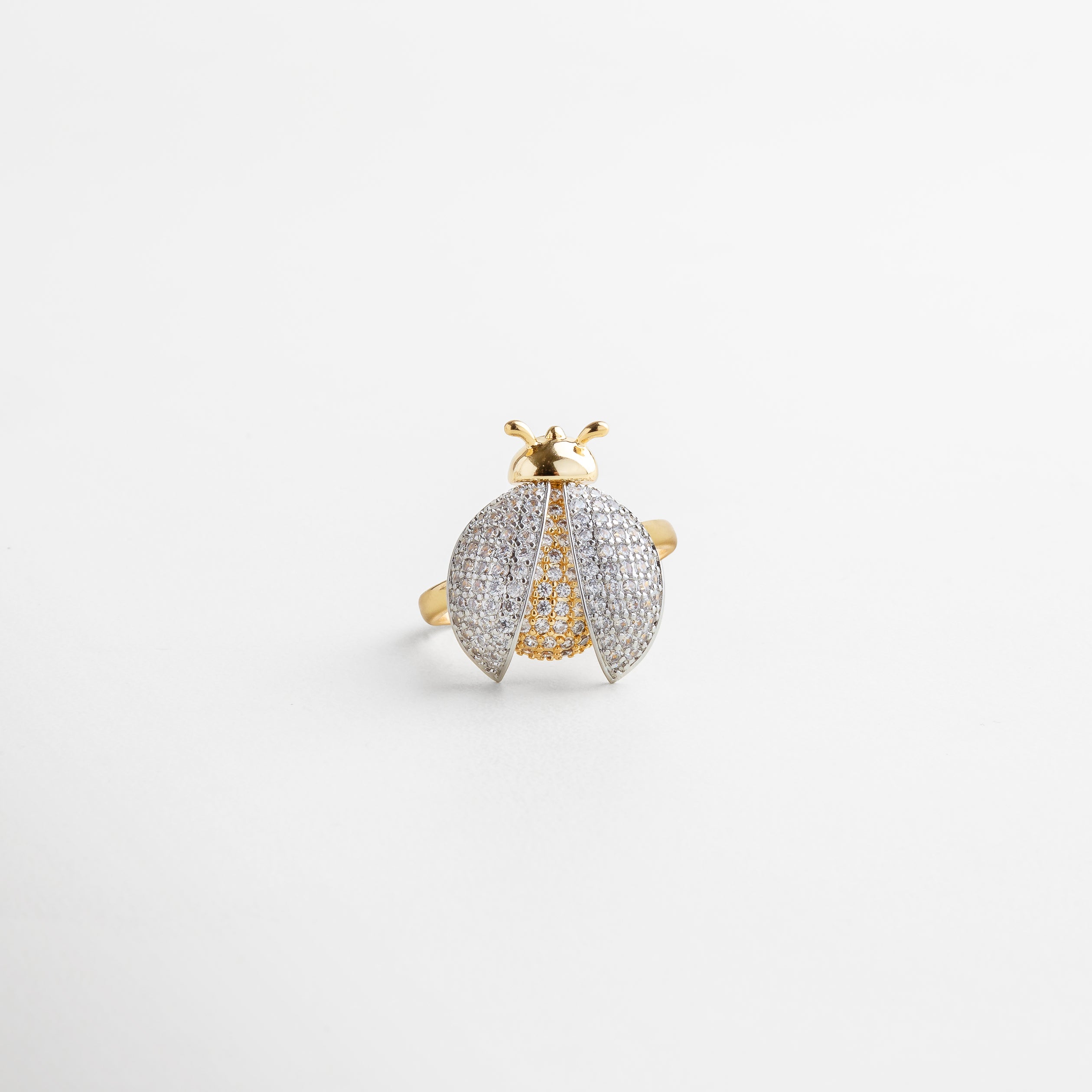 acercamiento a las alas móviles, textura pulida y brillo delicado, incrustaciones de zirconias que aportan luz, diseño único y creativo, joya con estilo moderno y chic