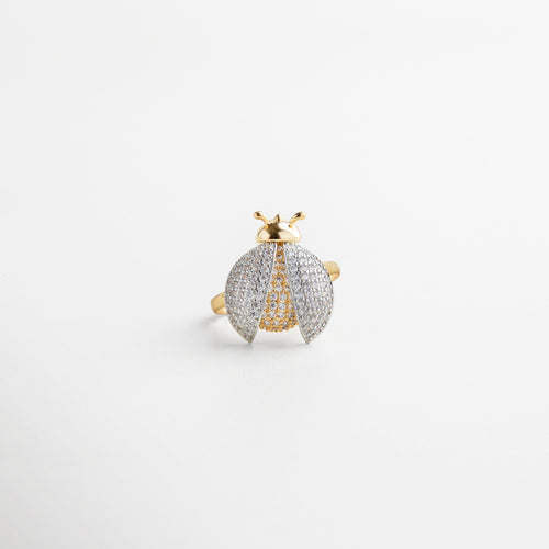 acercamiento a las alas móviles, textura pulida y brillo delicado, incrustaciones de zirconias que aportan luz, diseño único y creativo, joya con estilo moderno y chic