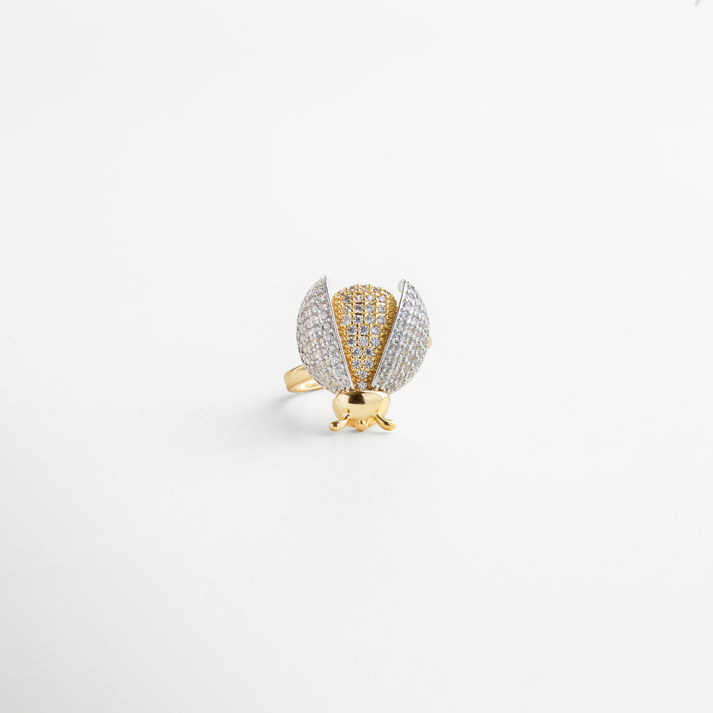 alas abiertas mostrando el interior del diseño, mecanismo delicado y seguro, joya interactiva que aporta dinamismo, detalle exclusivo y elegante, anillo con carácter único
