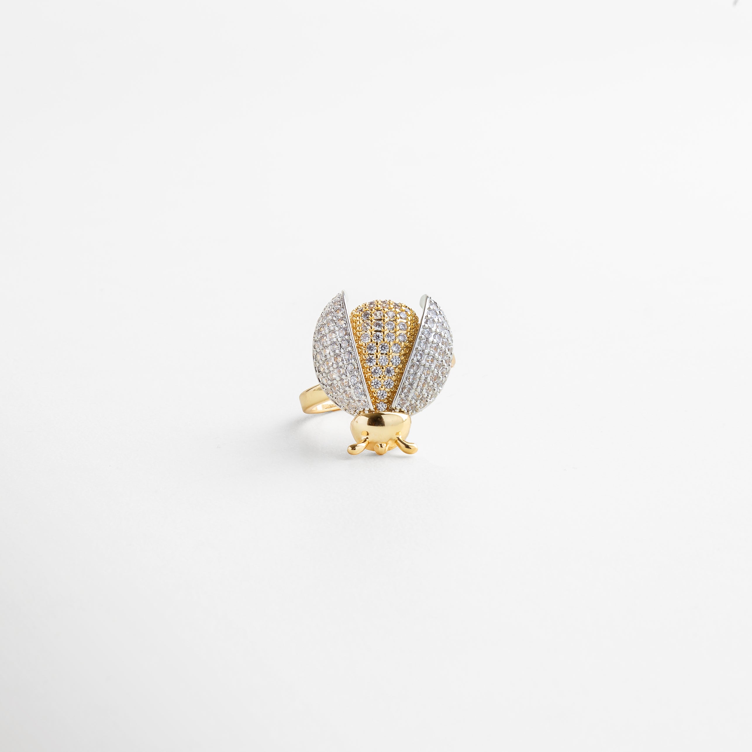alas abiertas mostrando el interior del diseño, mecanismo delicado y seguro, joya interactiva que aporta dinamismo, detalle exclusivo y elegante, anillo con carácter único