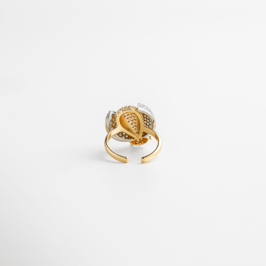 anillo ajustable con estructura adaptable, ajuste cómodo y seguro, diseño ergonómico que se adapta a diferentes tallas, acabado refinado en dorado y plateado, joya versátil para uso diario