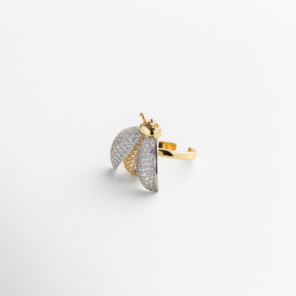 perfil lateral del anillo, combinación armónica de tonos dorado y plateado, estructura cómoda y elegante, acabado de alta calidad, diseño refinado y contemporáneo
