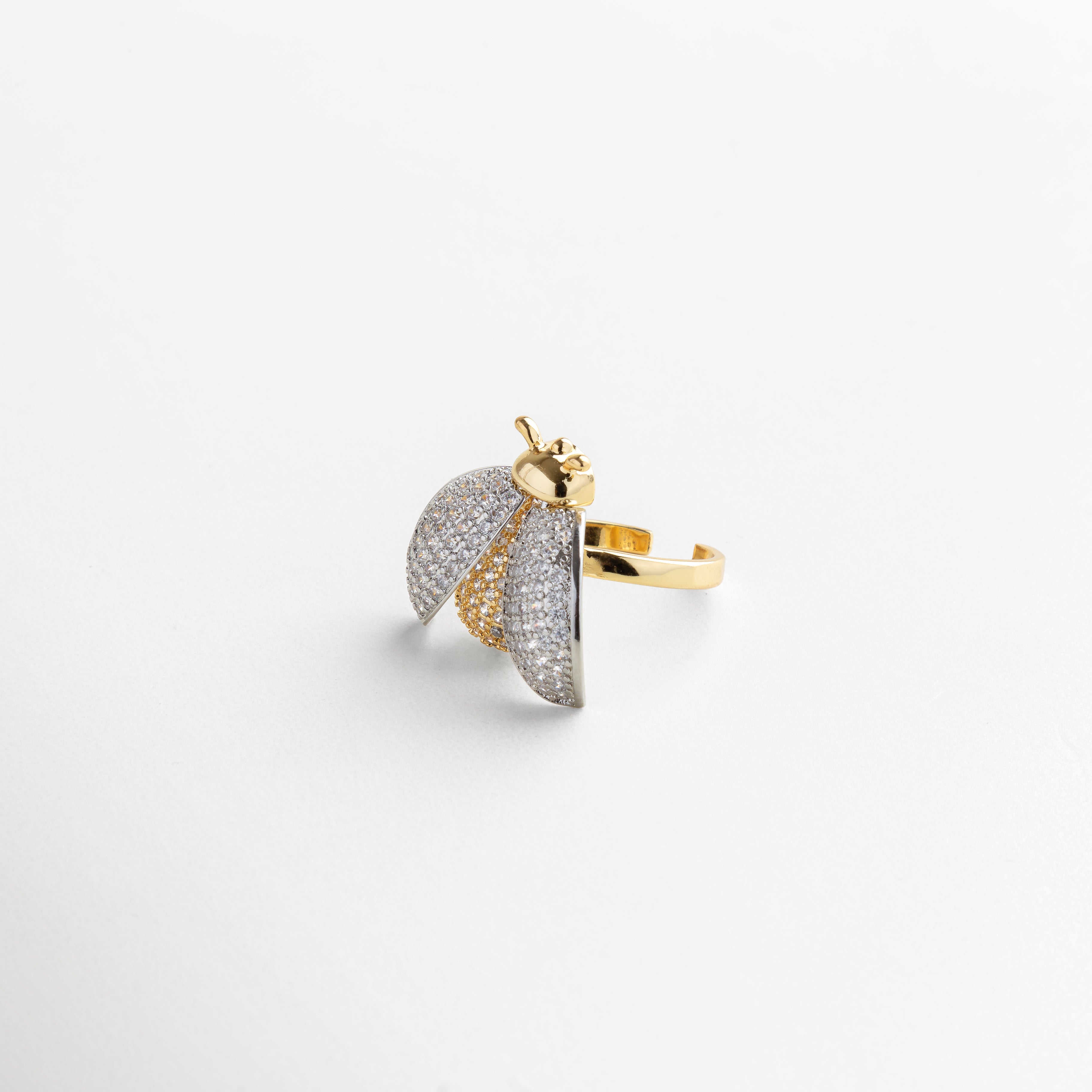 perfil lateral del anillo, combinación armónica de tonos dorado y plateado, estructura cómoda y elegante, acabado de alta calidad, diseño refinado y contemporáneo