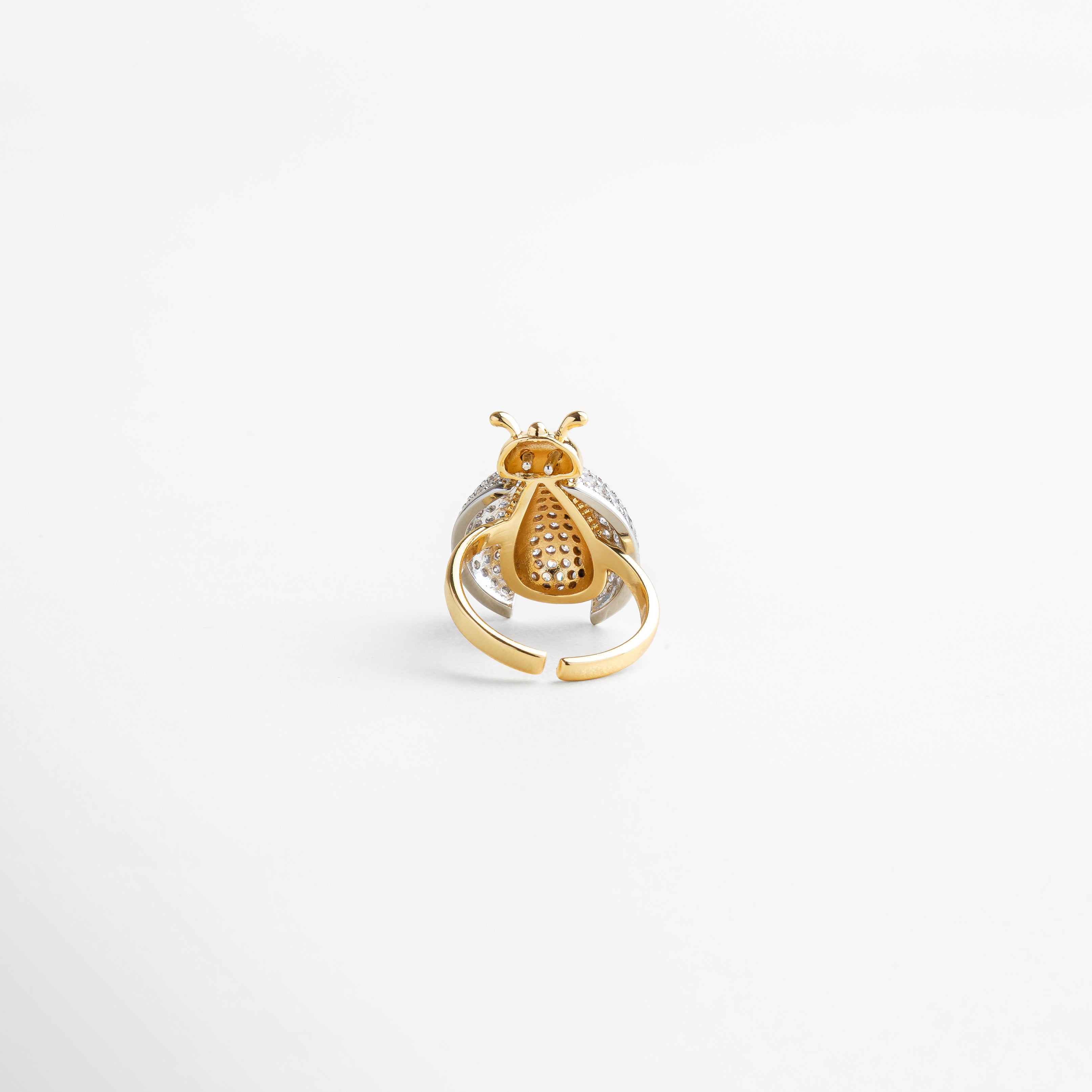 reverso del anillo con acabado uniforme, superficie lisa y pulida, estructura sólida y duradera, diseño funcional y estético, detalle que refuerza su calidad premium