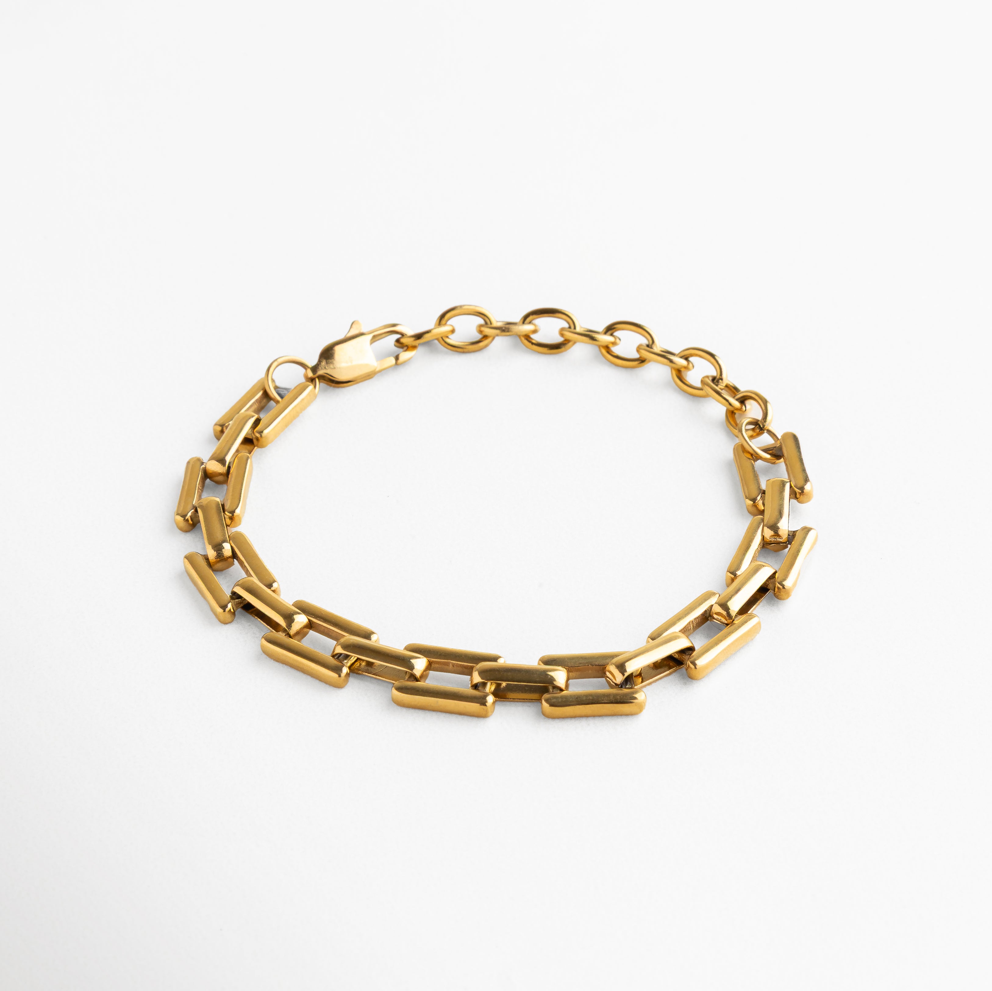 pulsera dorada de eslabones estilizados, diseño minimalista y contemporáneo, joyería elegante con acabado en oro 18K, pulsera versátil para uso diario, accesorio sofisticado para looks modernos