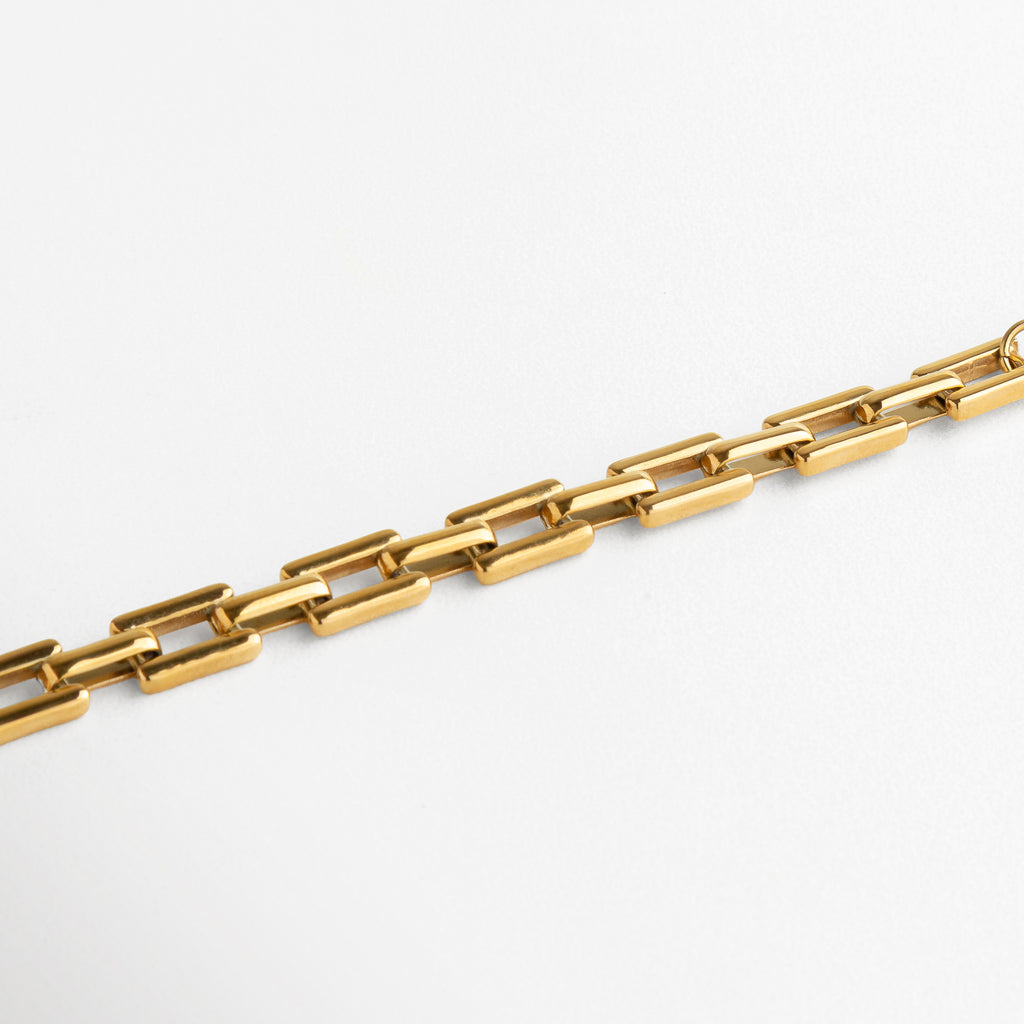 acabado dorado brillante de alta calidad, textura pulida y uniforme, diseño depurado y refinado, estructura ligera y cómoda, pieza atemporal con estilo chic