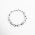 Pulsera de eslabones rectangulares en acero inoxidable con baño en oro blanco 18K, diseño moderno y versátil para un estilo atemporal y sofisticado.