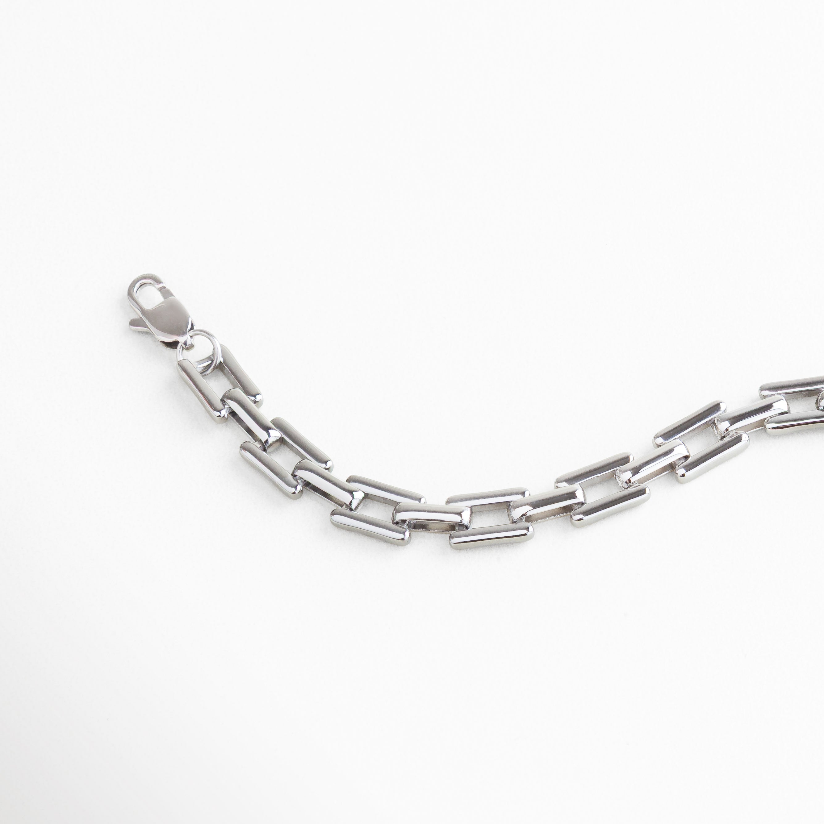 Pulsera plateada de eslabones rectangulares, acabado brillante en oro blanco 18K, pieza elegante y minimalista ideal para usar sola o en capas.