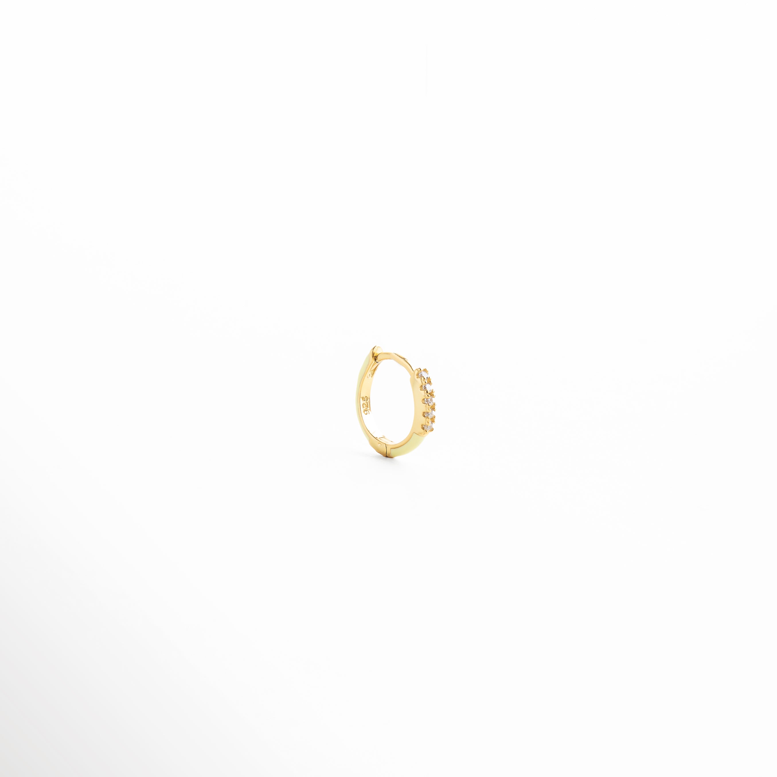 piercing aro pequeño dorado con esmalte de color, arete tipo piercing mini hoop con zirconias, piercing minimalista multicolor acabado brillante, aro delgado para piercing en tendencia, joyería fina para piercing pequeño moderno