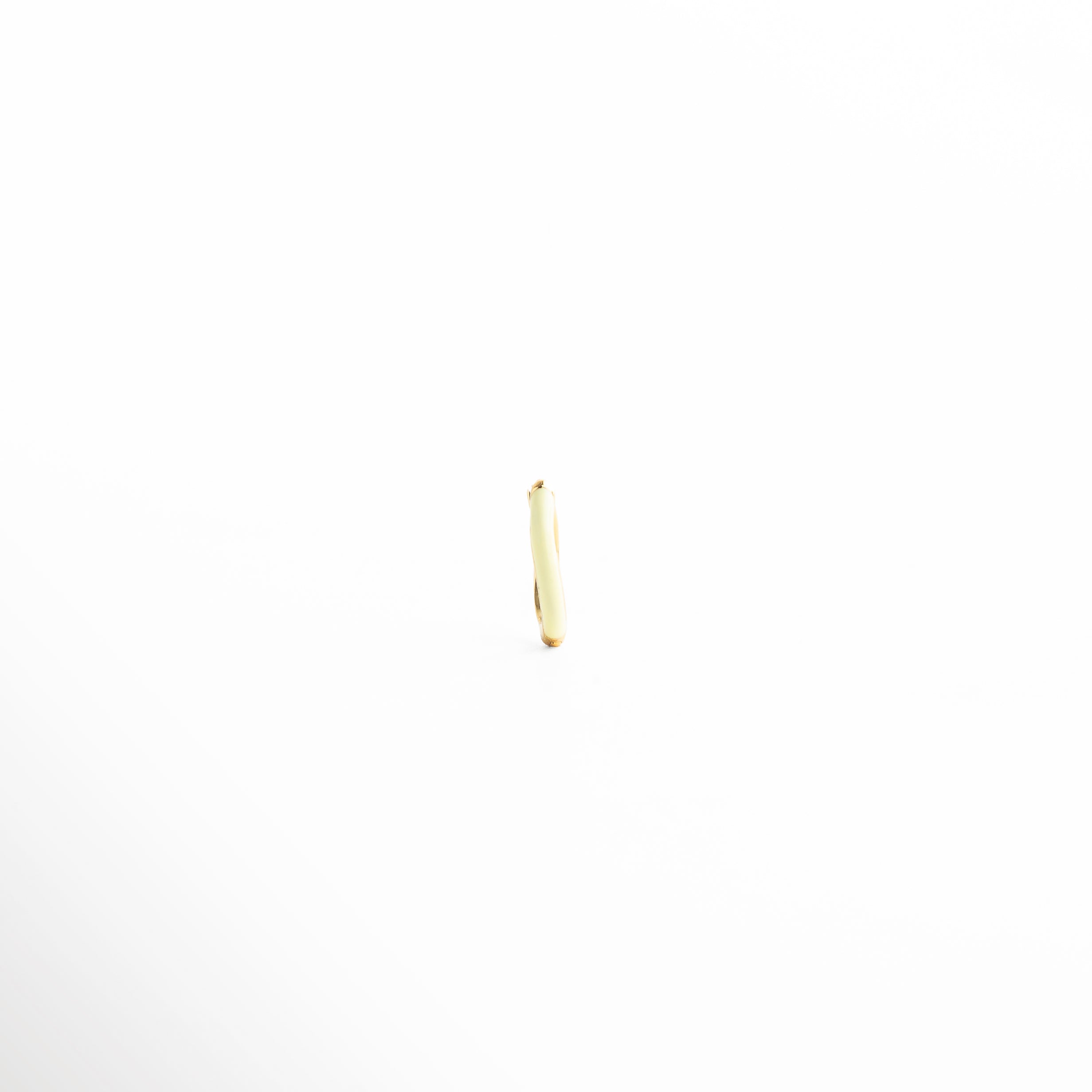 piercing aro delgado con detalle de color, mini hoop para piercing perfil lateral, arete pequeño curvo con zirconias laterales, piercing ligero de diseño minimalista, joyería para piercing con acabado pulido