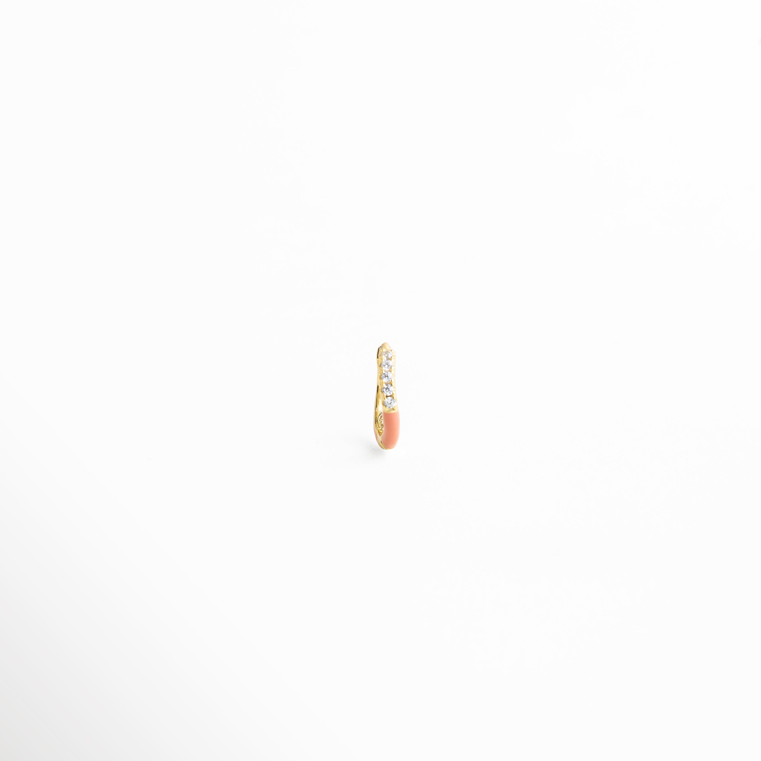 detalle de zirconias en piercing aro pequeño, acabado esmaltado de color en mini hoop, textura brillante en piercing dorado, cierre fino de piercing tipo aro, joyería para piercing con detalles luminosos