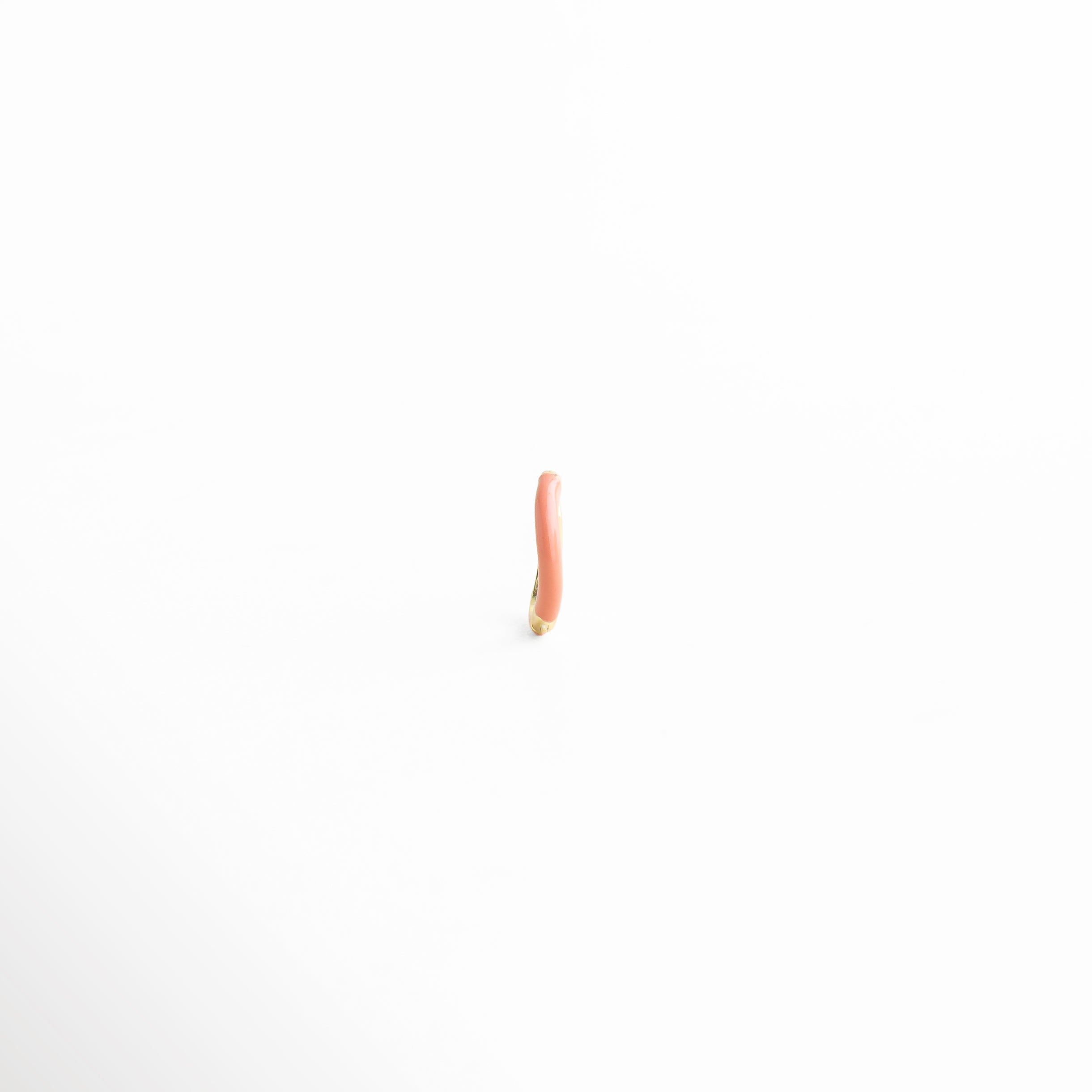 piercing aro delgado con detalle de color, mini hoop para piercing perfil lateral, arete pequeño curvo con zirconias laterales, piercing ligero de diseño minimalista, joyería para piercing con acabado pulido